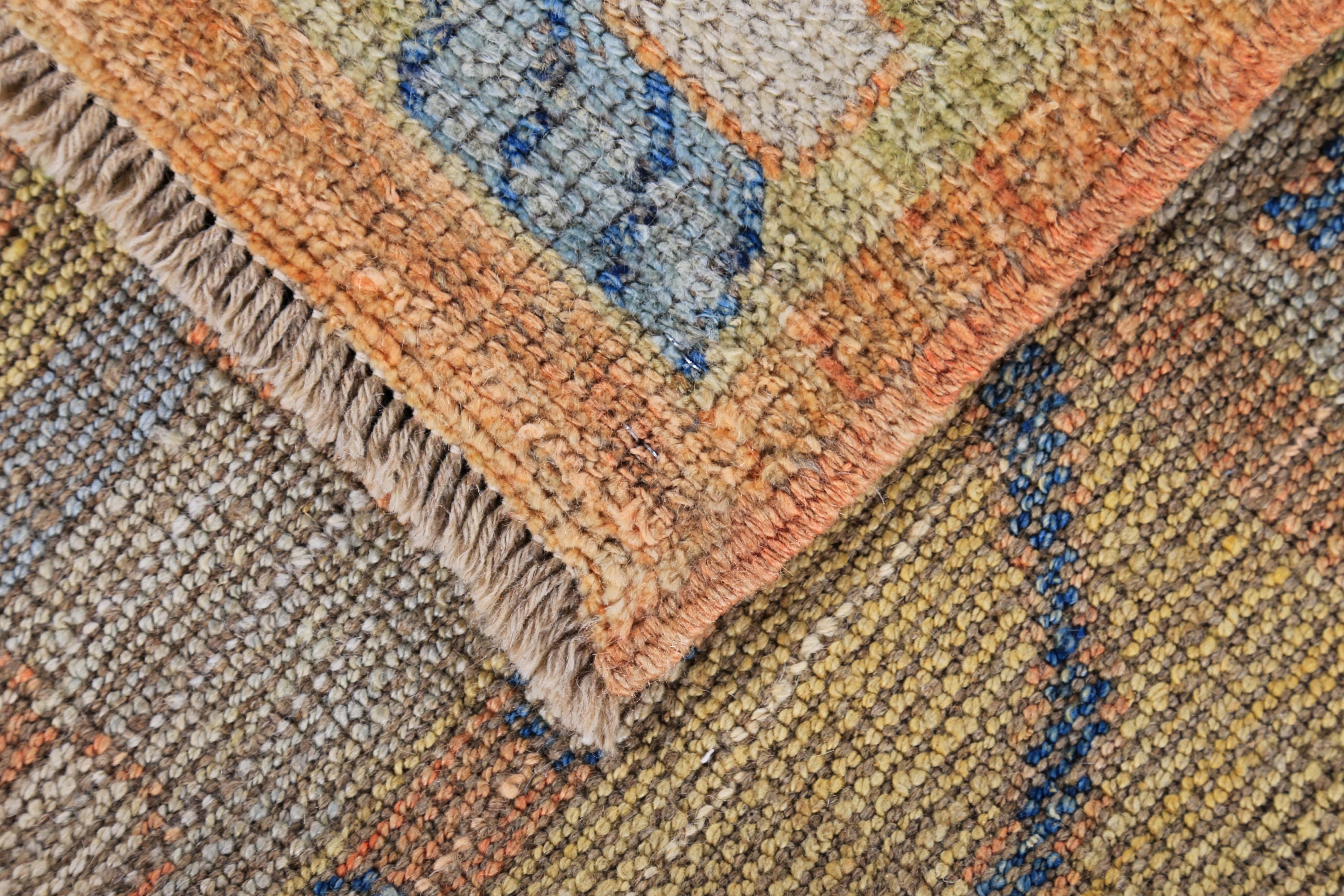 Türkischer Oushak-Läufer mit marineblauen und grünen Blumenmuster auf blauem und orangefarbenem Fass (21. Jahrhundert und zeitgenössisch) im Angebot