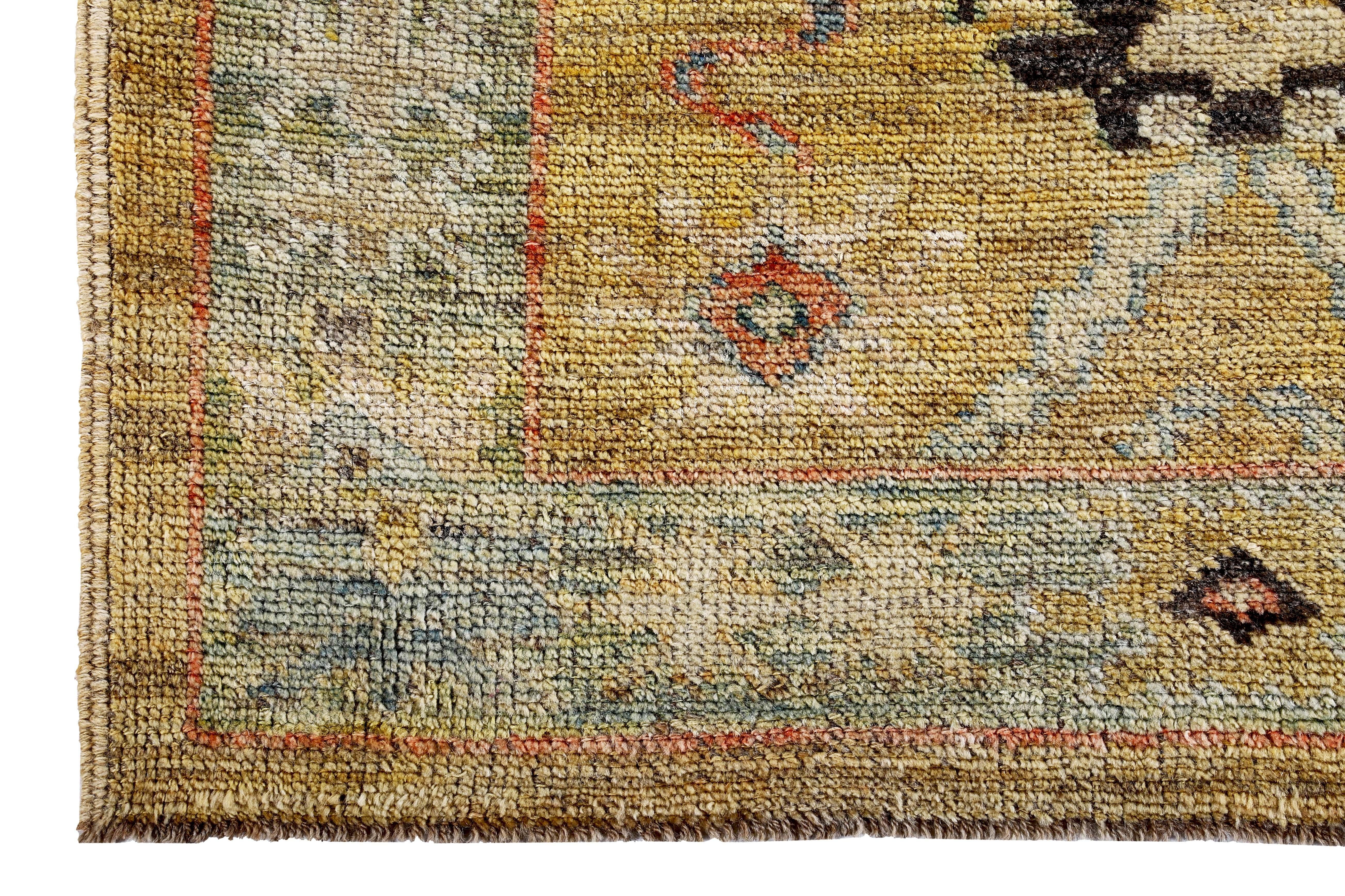 Türkischer Oushak-Läufer mit rosa und grauen Blumendetails auf gelbem Feld (Handgewebt) im Angebot