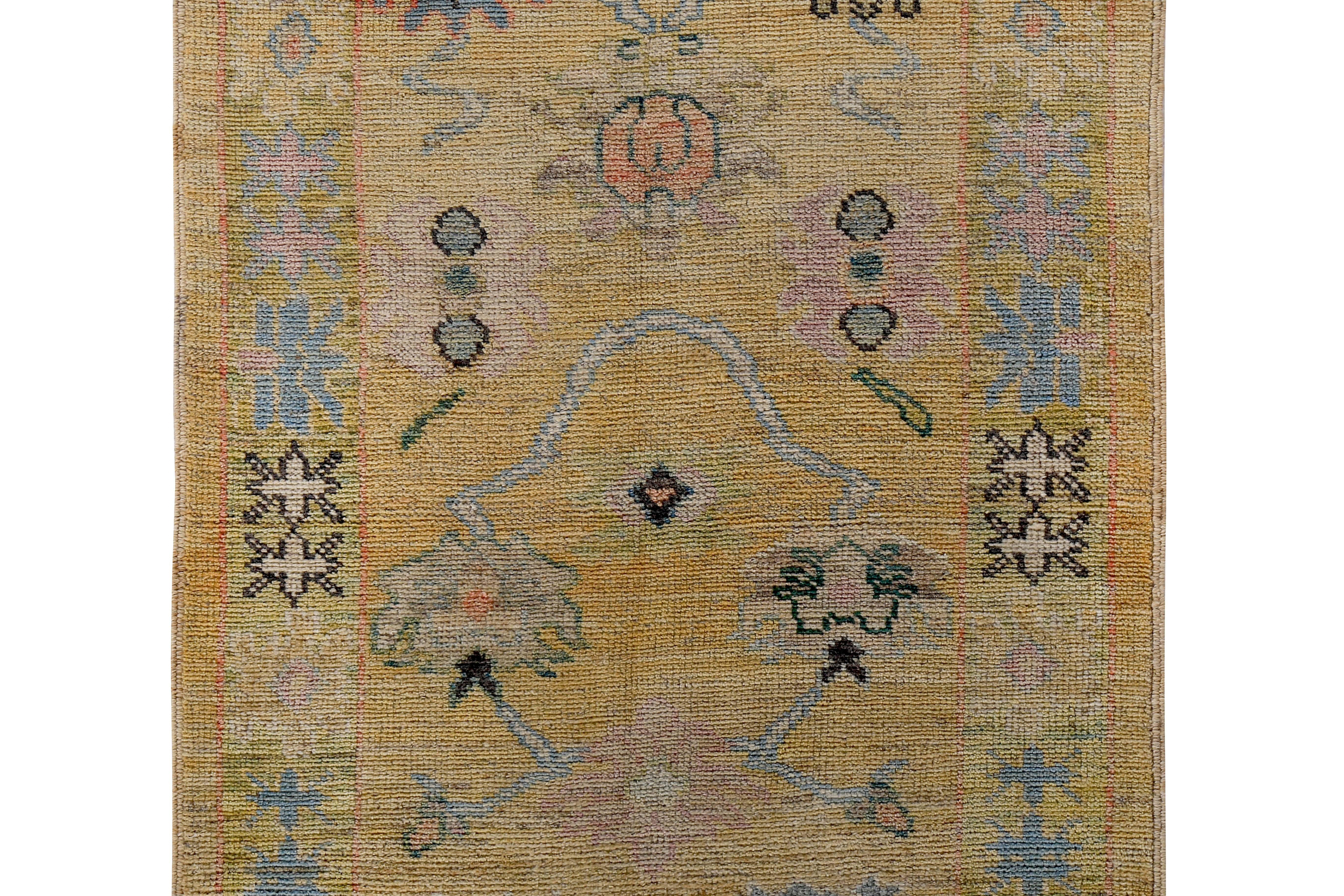 Türkischer Oushak-Läufer mit rosa und grauen Blumendetails auf gelbem Feld im Zustand „Hervorragend“ im Angebot in Dallas, TX