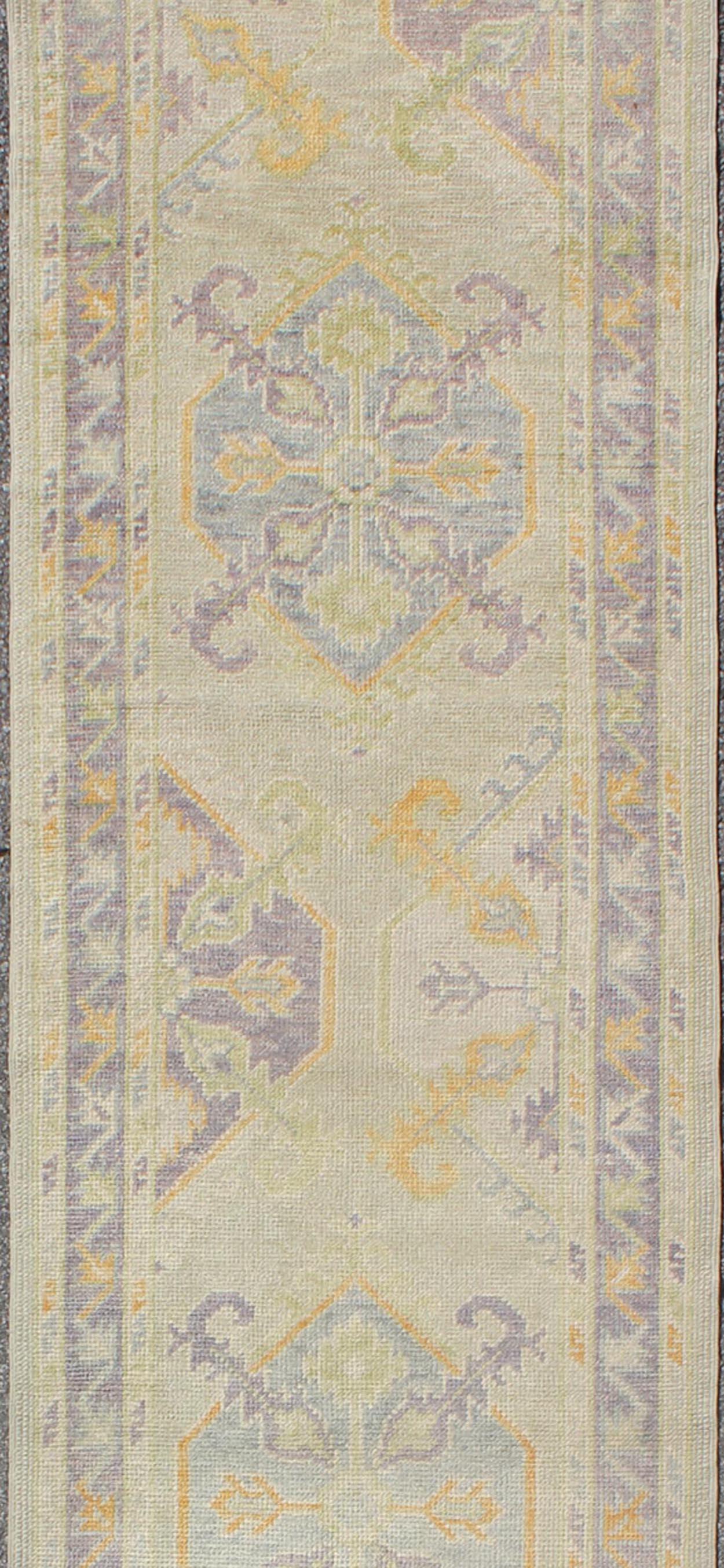 Turco Runner turco in Oushak con disegno tribale nei colori viola, blu e verde. in vendita