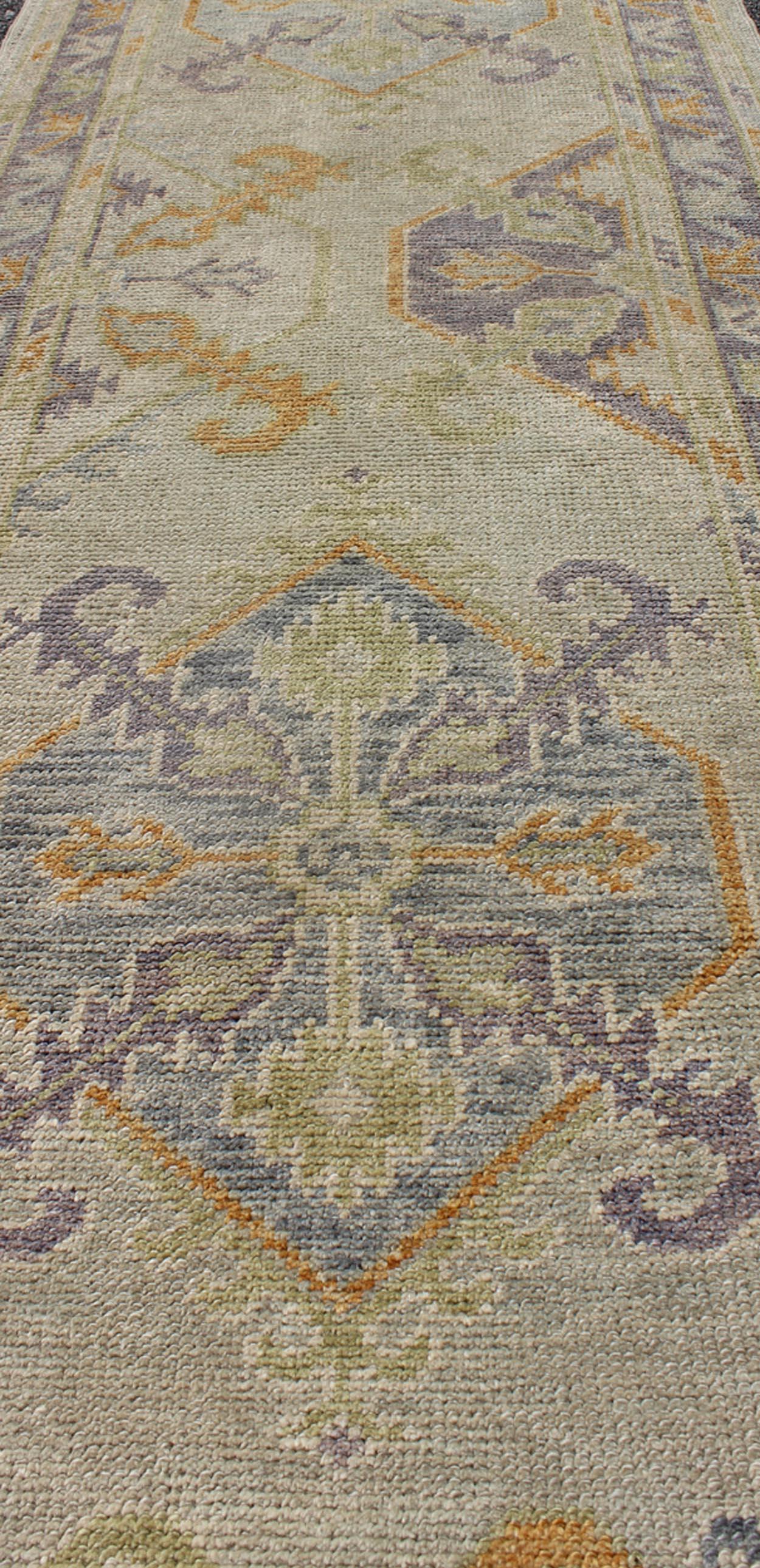 XXI secolo e contemporaneo Runner turco in Oushak con disegno tribale nei colori viola, blu e verde. in vendita