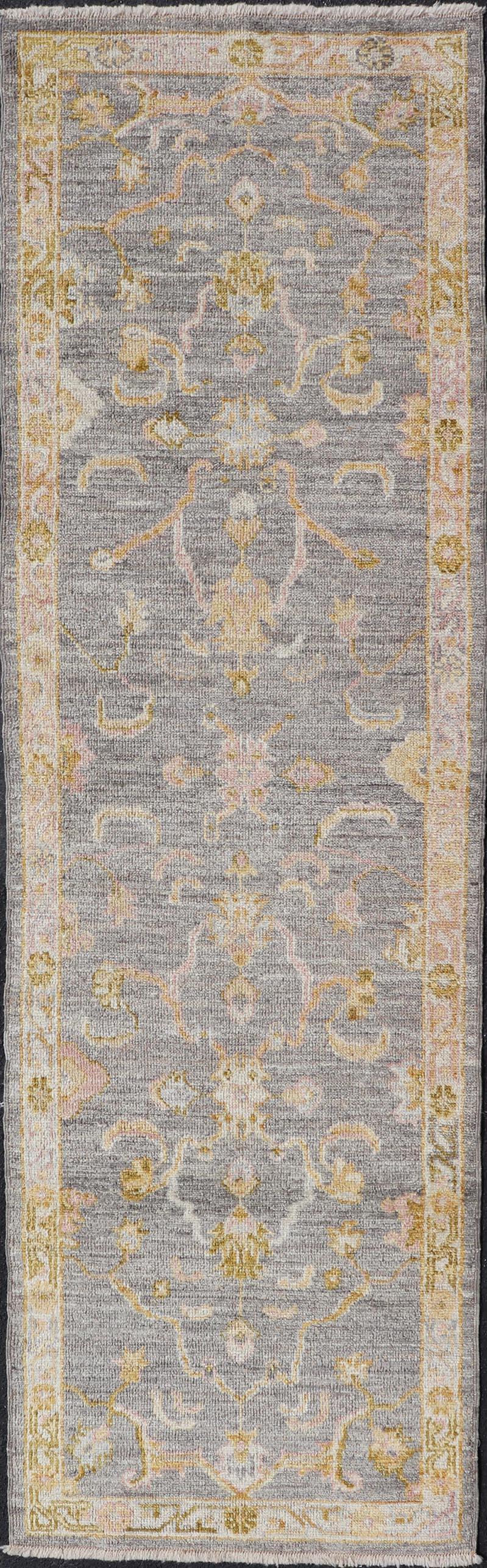 Türkischer Oushak-Läufer mit Blumenmuster in Marigold, Rosa und Creme (Handgeknüpft)
