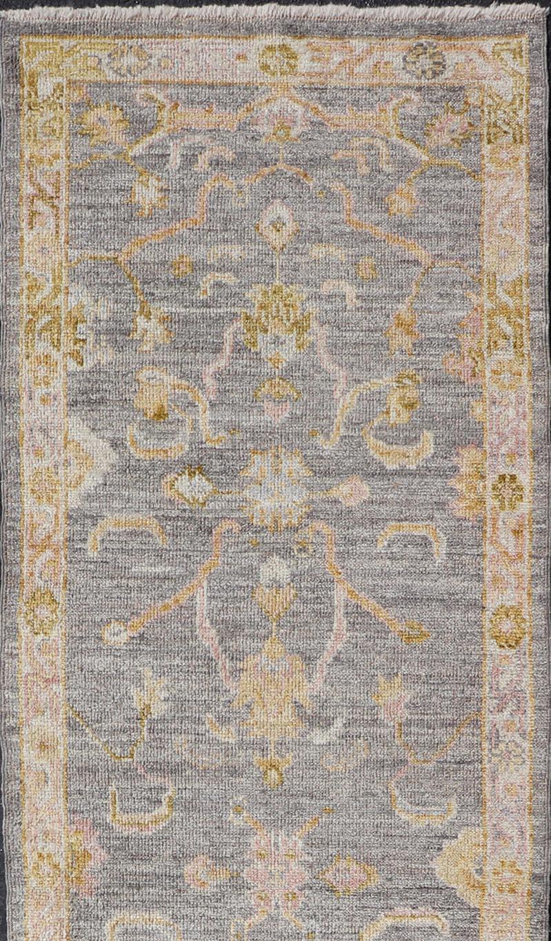Türkischer Oushak-Läufer mit Blumenmuster in Marigold, Rosa und Creme im Zustand „Neu“ in Atlanta, GA