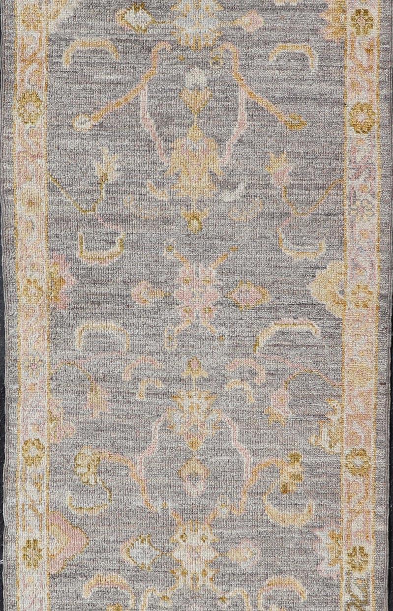 Türkischer Oushak-Läufer mit Blumenmuster in Marigold, Rosa und Creme (21. Jahrhundert und zeitgenössisch)