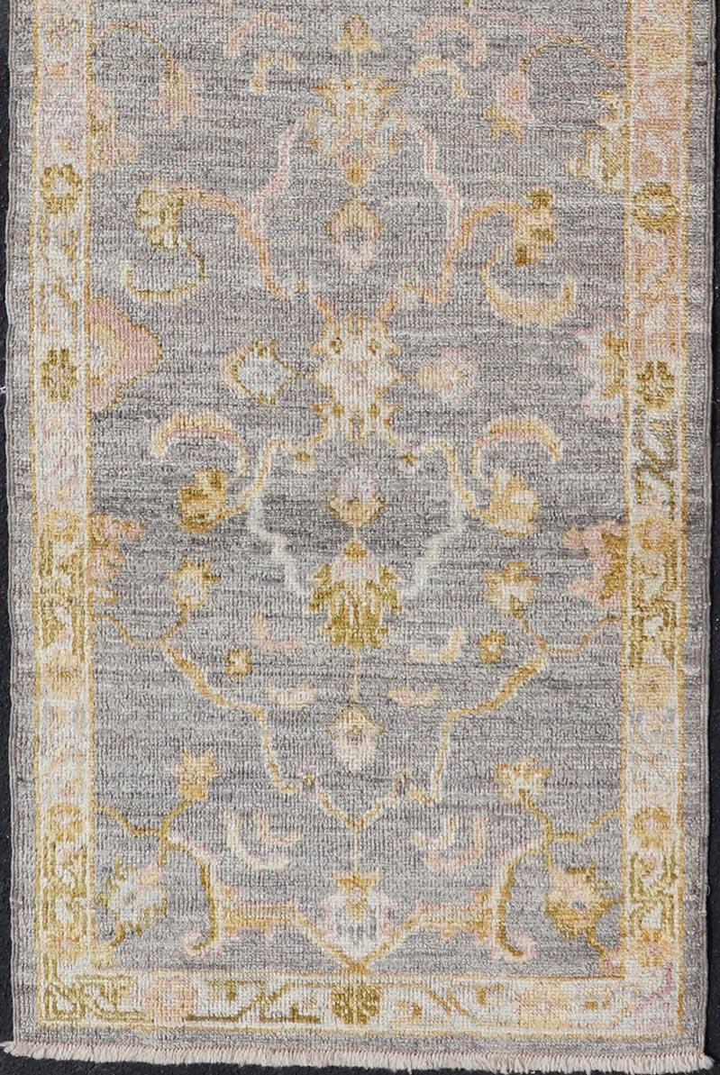 Türkischer Oushak-Läufer mit Blumenmuster in Marigold, Rosa und Creme (Wolle)