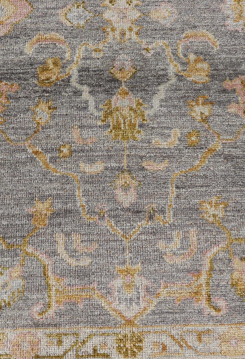 Türkischer Oushak-Läufer mit Blumenmuster in Marigold, Rosa und Creme 1