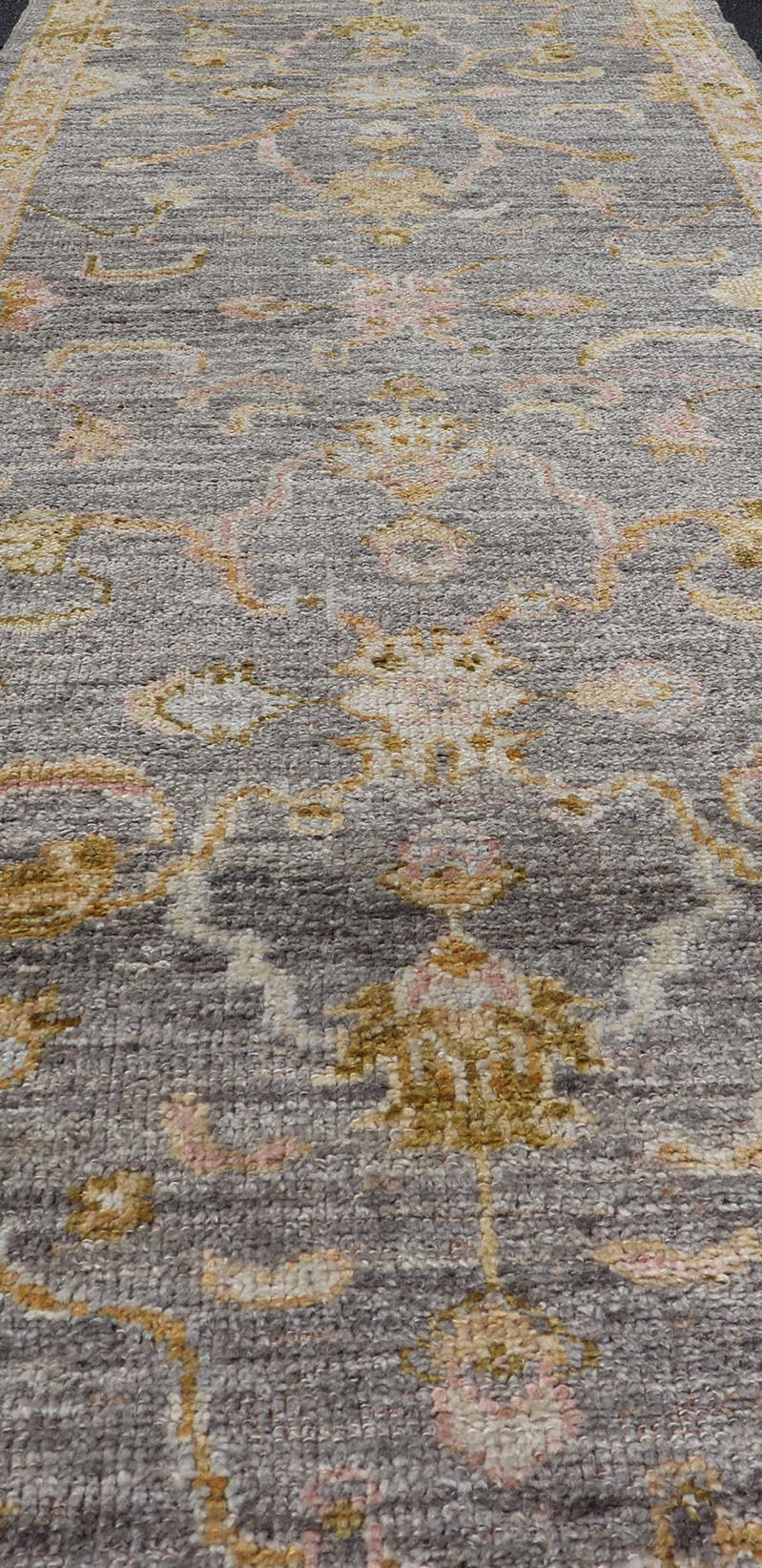 Türkischer Oushak-Läufer mit Blumenmuster in Marigold, Rosa und Creme 2