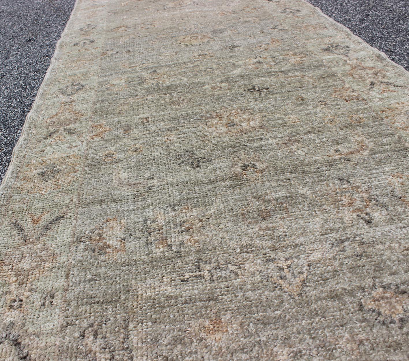 Runner turco Oushak con lana d'angora di Keivan Woven Arts. Runner turco in angora Oushak, tappeto AN-125685, Paese d'origine/tipo: Turchia / Oushak, circa inizio XXI secolo.
Misure: 2'7 x 9'1 
Questo Oushak d'angora è unico, con il suo sfondo verde