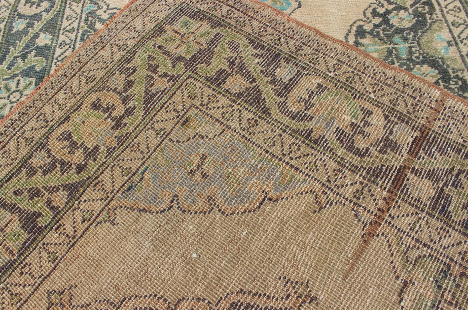 Traves de Mesa Turco Oushak con Diseño de Medallón en Azul Oscuro, Blush, Aqua y Verde en venta 4