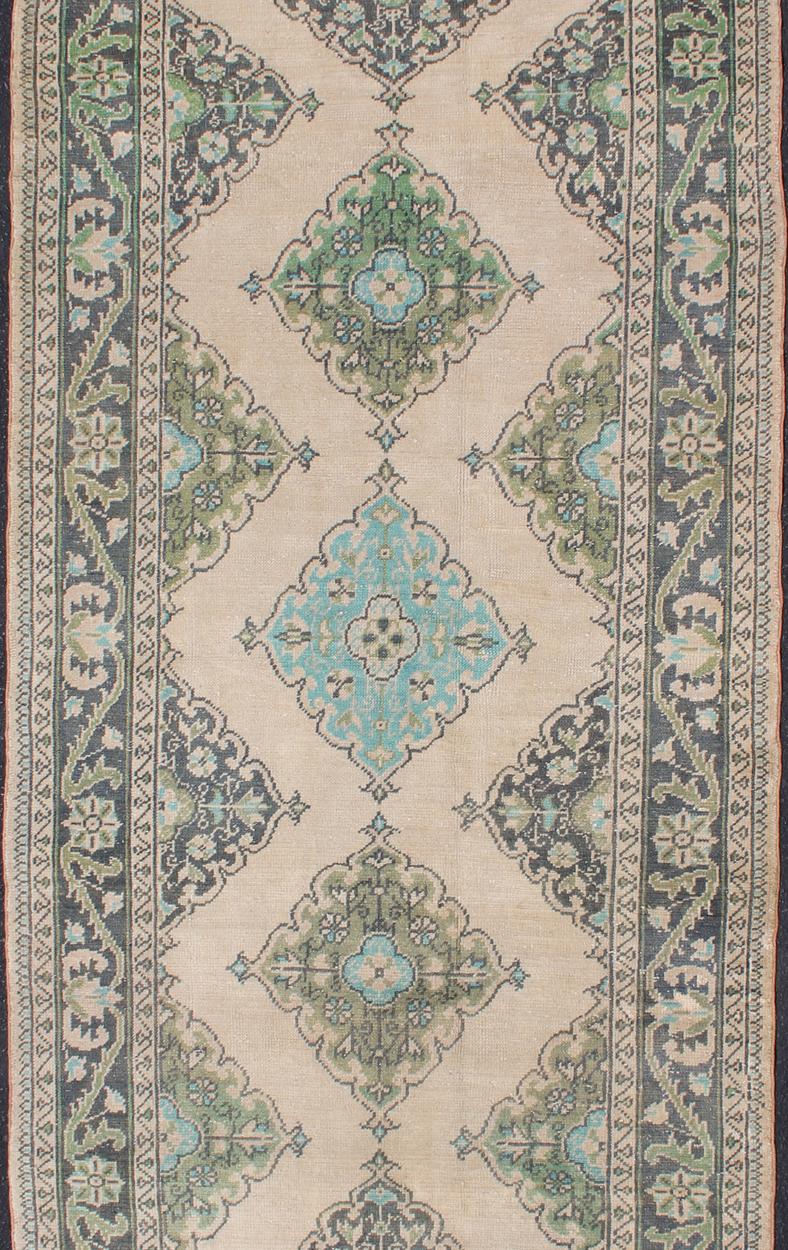 Traves de Mesa Turco Oushak con Diseño de Medallón en Azul Oscuro, Blush, Aqua y Verde Anudado a mano en venta