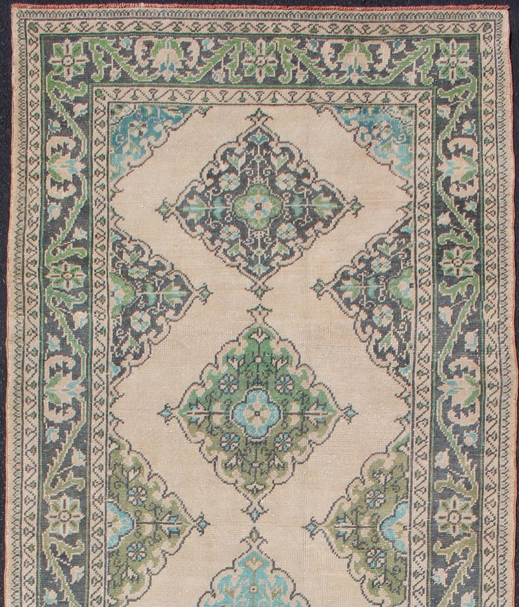 Traves de Mesa Turco Oushak con Diseño de Medallón en Azul Oscuro, Blush, Aqua y Verde en Bueno estado para la venta en Atlanta, GA