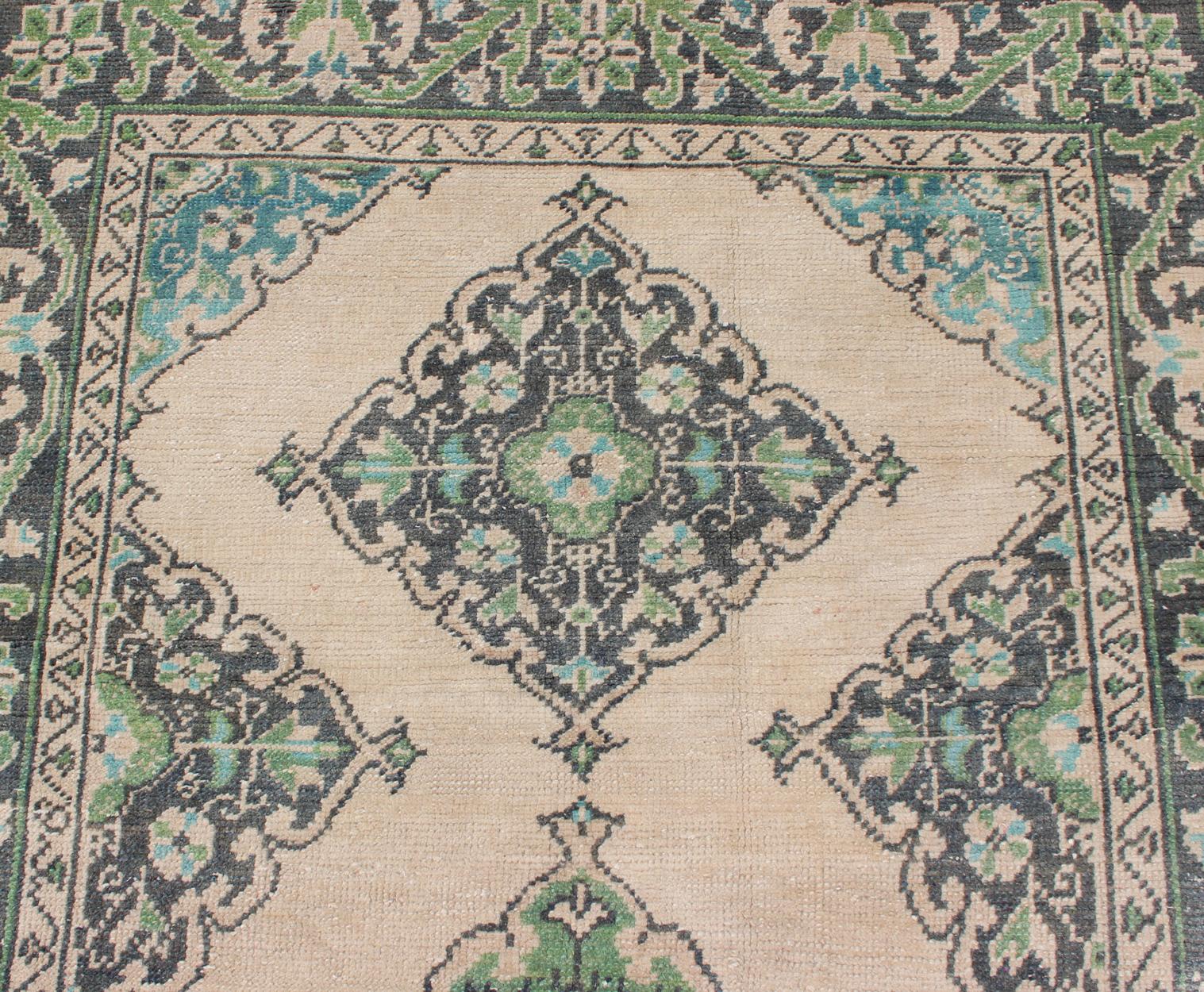 Traves de Mesa Turco Oushak con Diseño de Medallón en Azul Oscuro, Blush, Aqua y Verde en venta 2