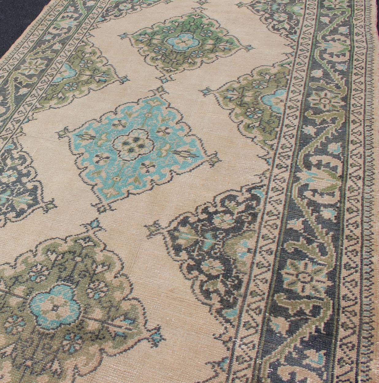 Traves de Mesa Turco Oushak con Diseño de Medallón en Azul Oscuro, Blush, Aqua y Verde en venta 3