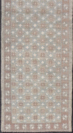 Runner turco Oushak con motivo floreale ripetuto in Taupe e Seafoam Green