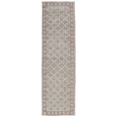 Runner turco Oushak con motivo floreale ripetuto in Taupe e Seafoam Green