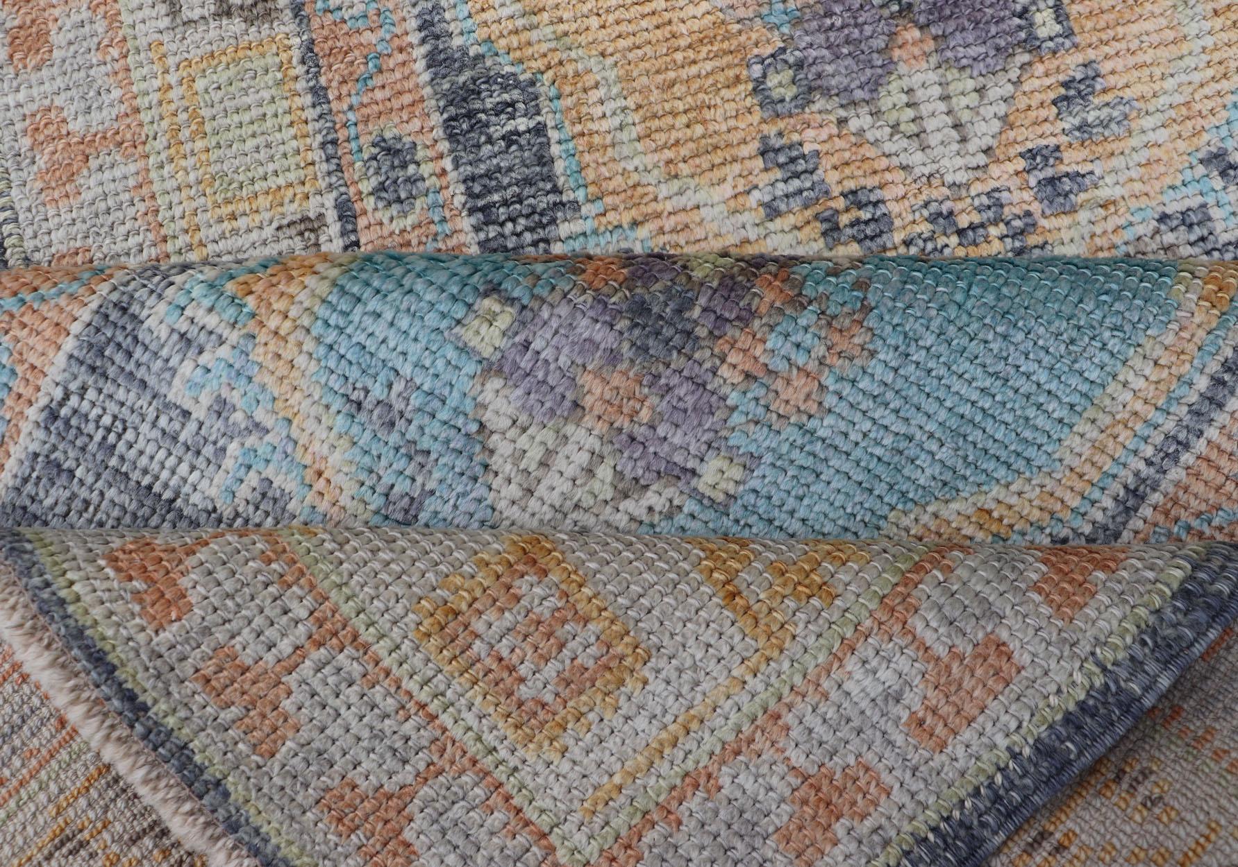 Türkischer Oushak-Läufer mit satten Blau-, Pfirsich- und Elfenbeintönen 2'6 X 9'2 im Angebot 4