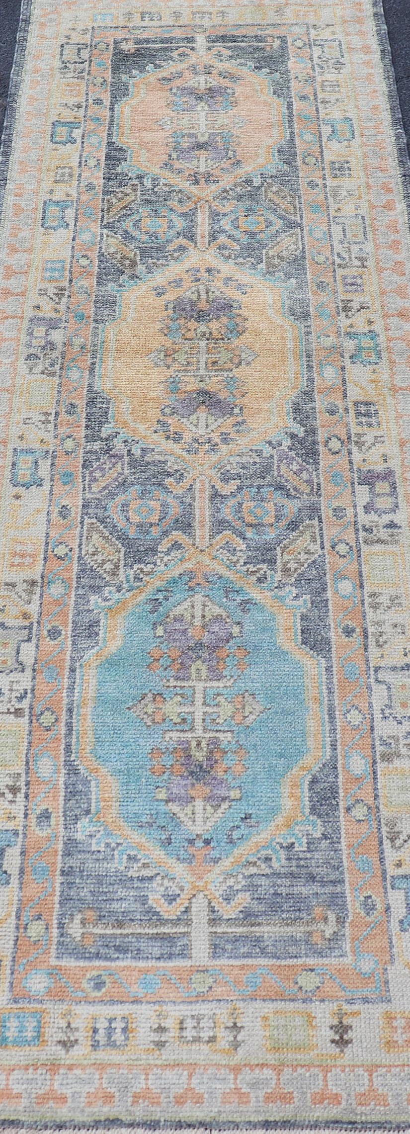 Türkischer Oushak-Läufer mit satten Blau-, Pfirsich- und Elfenbeintönen 2'6 X 9'2 im Angebot 5