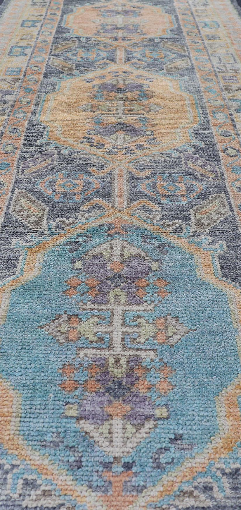 Türkischer Oushak-Läufer mit satten Blau-, Pfirsich- und Elfenbeintönen 2'6 X 9'2 im Angebot 6