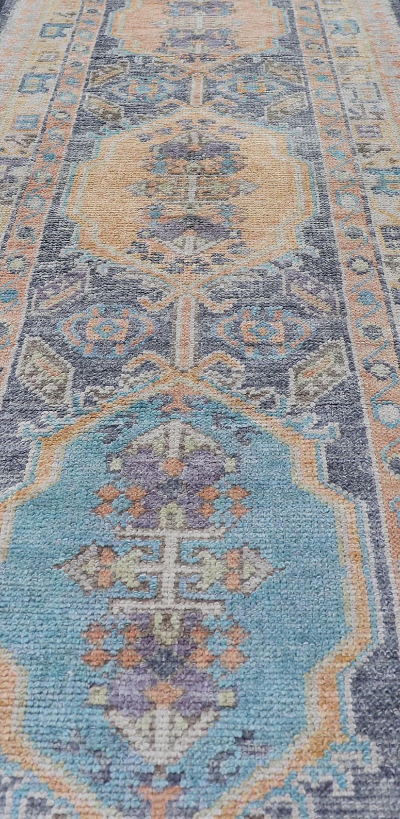 Türkischer Oushak-Läufer mit satten Blau-, Pfirsich- und Elfenbeintönen 2'6 X 9'2 im Angebot 7