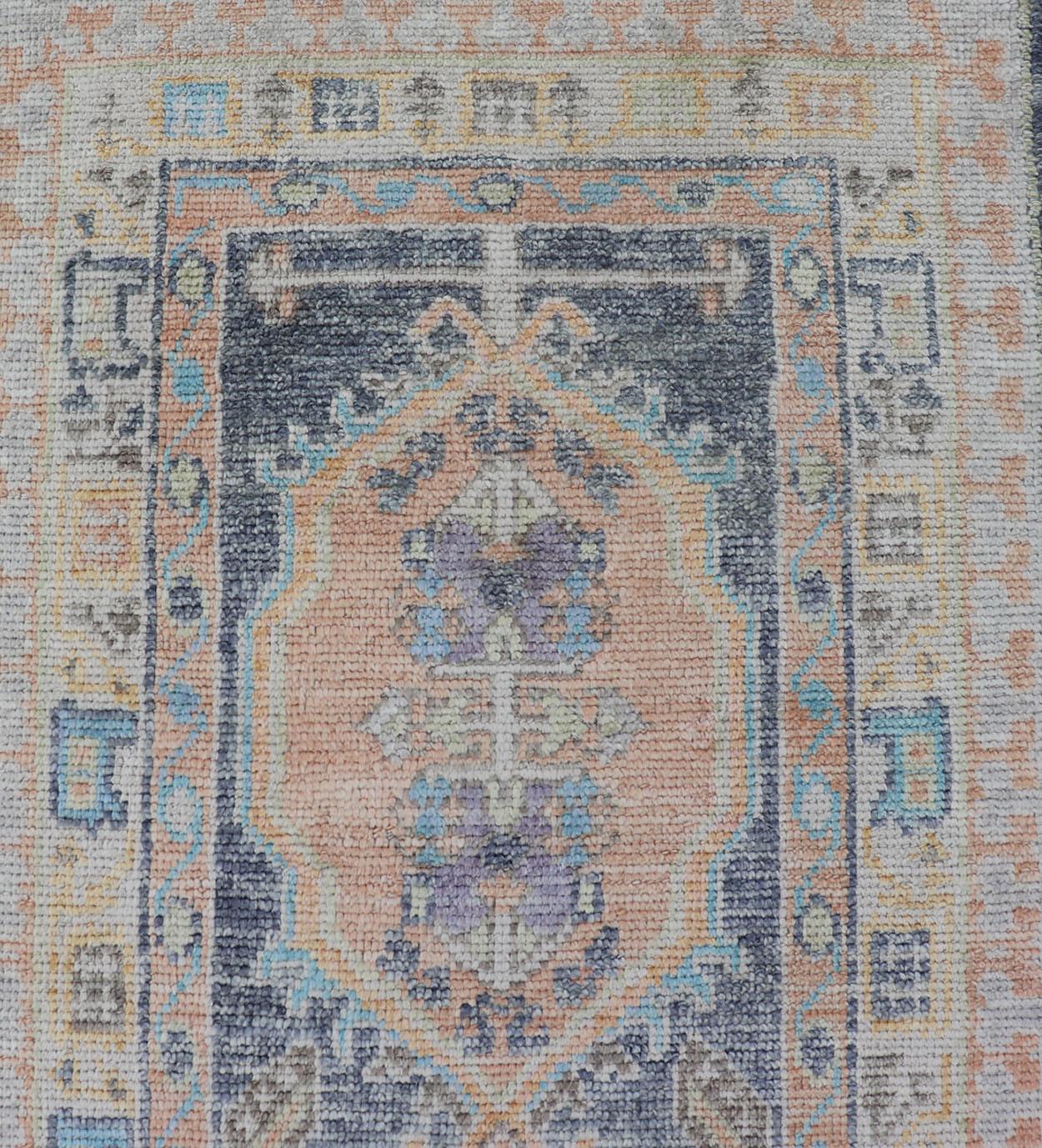 Maße: 2'6 x 9'2
Türkischer Oushak-Läufer mit reichen Blau-, Pfirsich- und Elfenbeintönen 2'6 x 9'2. Keivan Woven Arts. Teppich /EN-5013 / Frühes 21. Jahrhundert, Türkisch Oushak

Dieser türkische Oushak-Läufer besticht durch seine lebendige und