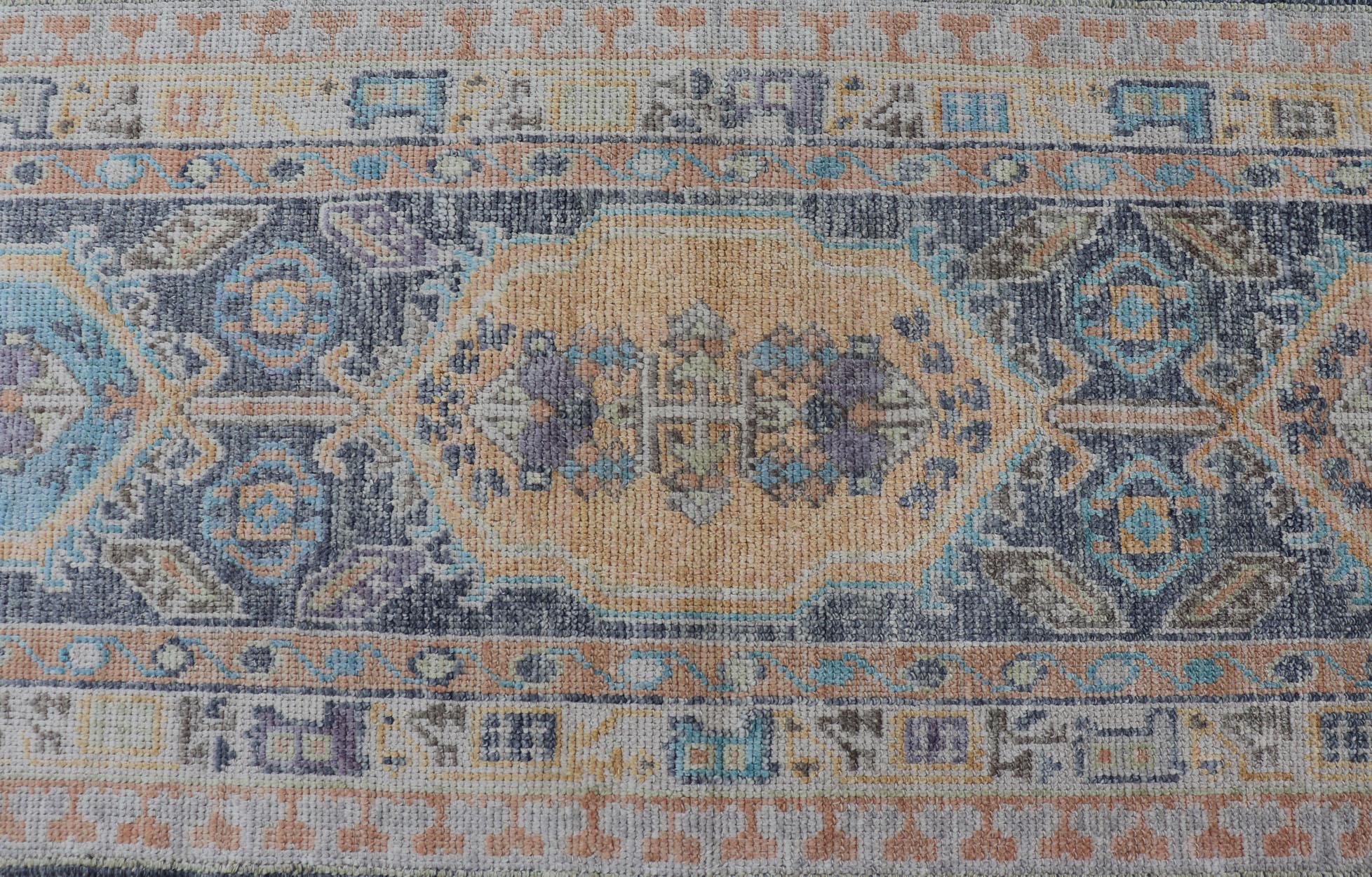 Türkischer Oushak-Läufer mit satten Blau-, Pfirsich- und Elfenbeintönen 2'6 X 9'2 (Handgeknüpft) im Angebot