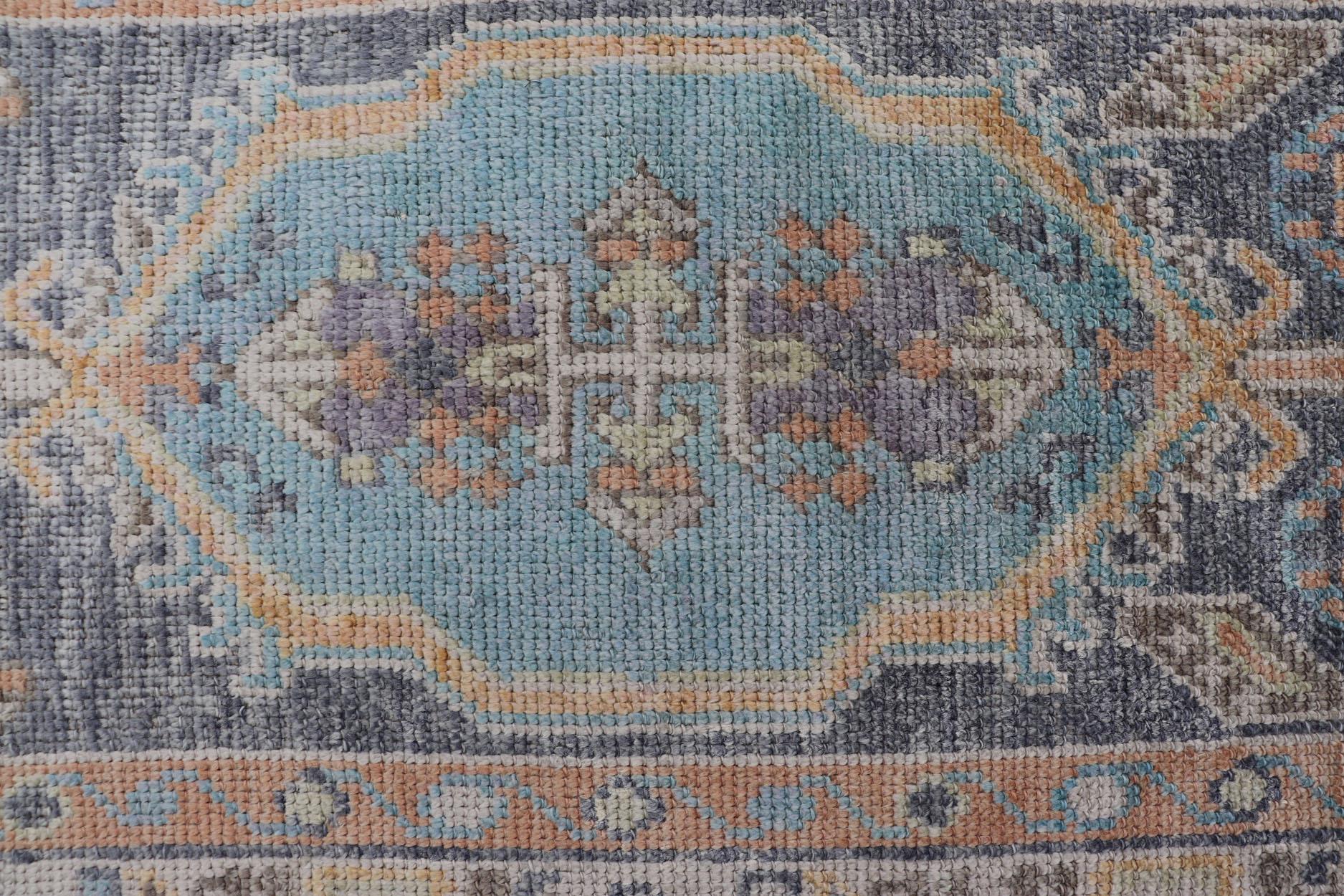 Türkischer Oushak-Läufer mit satten Blau-, Pfirsich- und Elfenbeintönen 2'6 X 9'2 im Zustand „Hervorragend“ im Angebot in Atlanta, GA