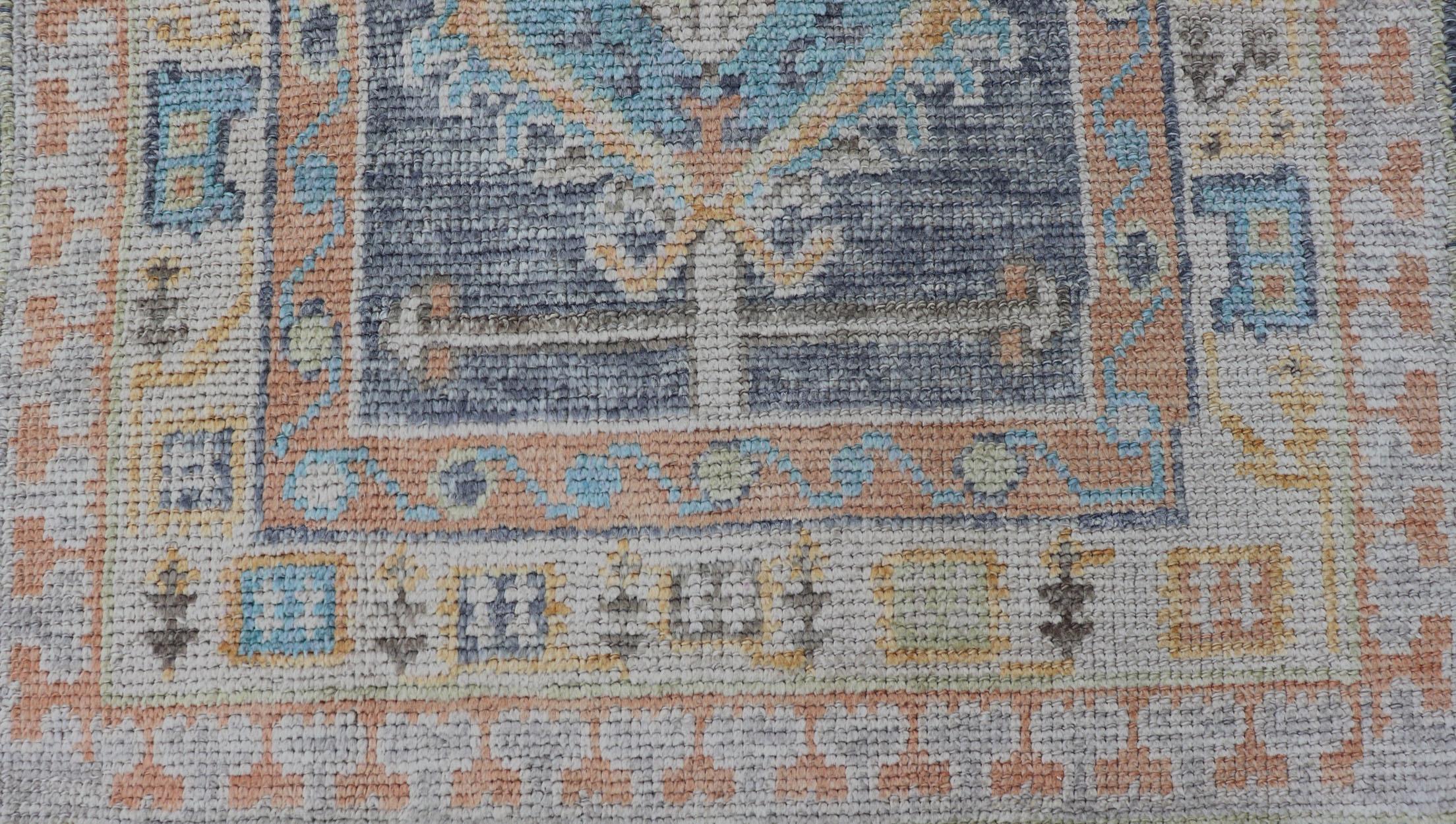 Türkischer Oushak-Läufer mit satten Blau-, Pfirsich- und Elfenbeintönen 2'6 X 9'2 (21. Jahrhundert und zeitgenössisch) im Angebot