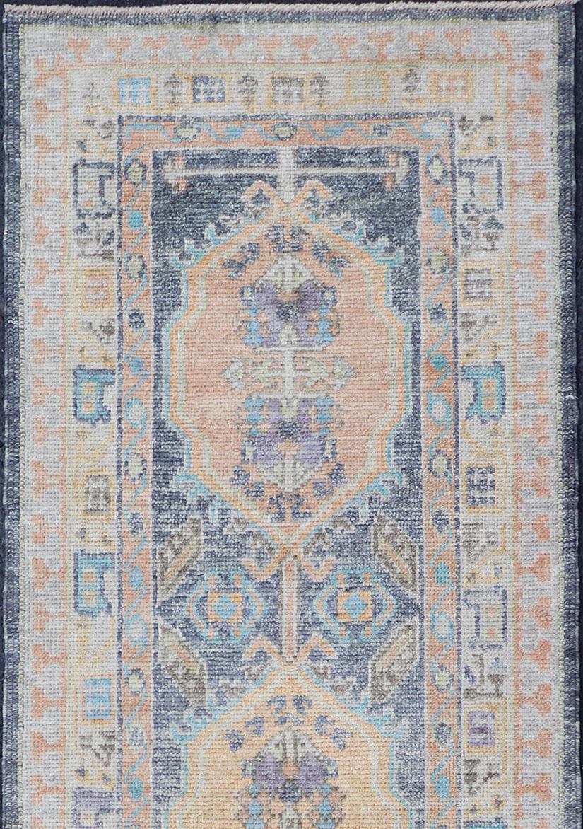 Türkischer Oushak-Läufer mit satten Blau-, Pfirsich- und Elfenbeintönen 2'6 X 9'2 (Wolle) im Angebot