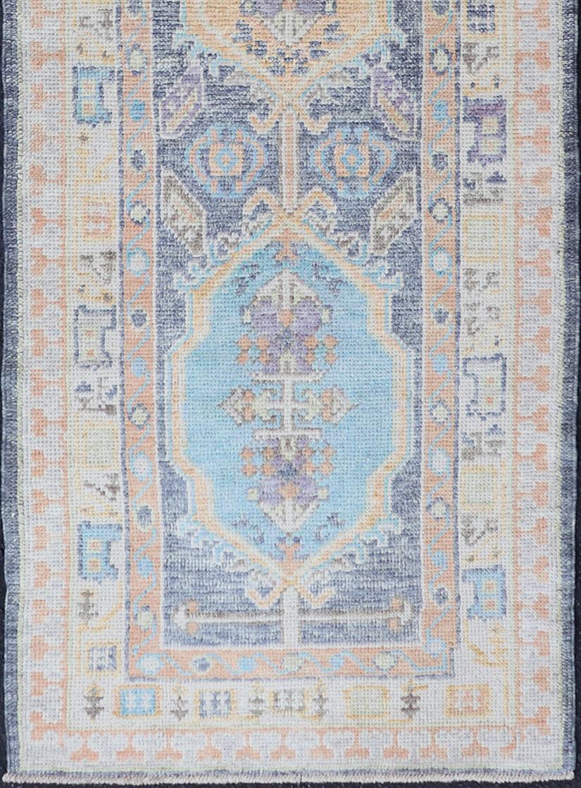 Türkischer Oushak-Läufer mit satten Blau-, Pfirsich- und Elfenbeintönen 2'6 X 9'2 im Angebot 2