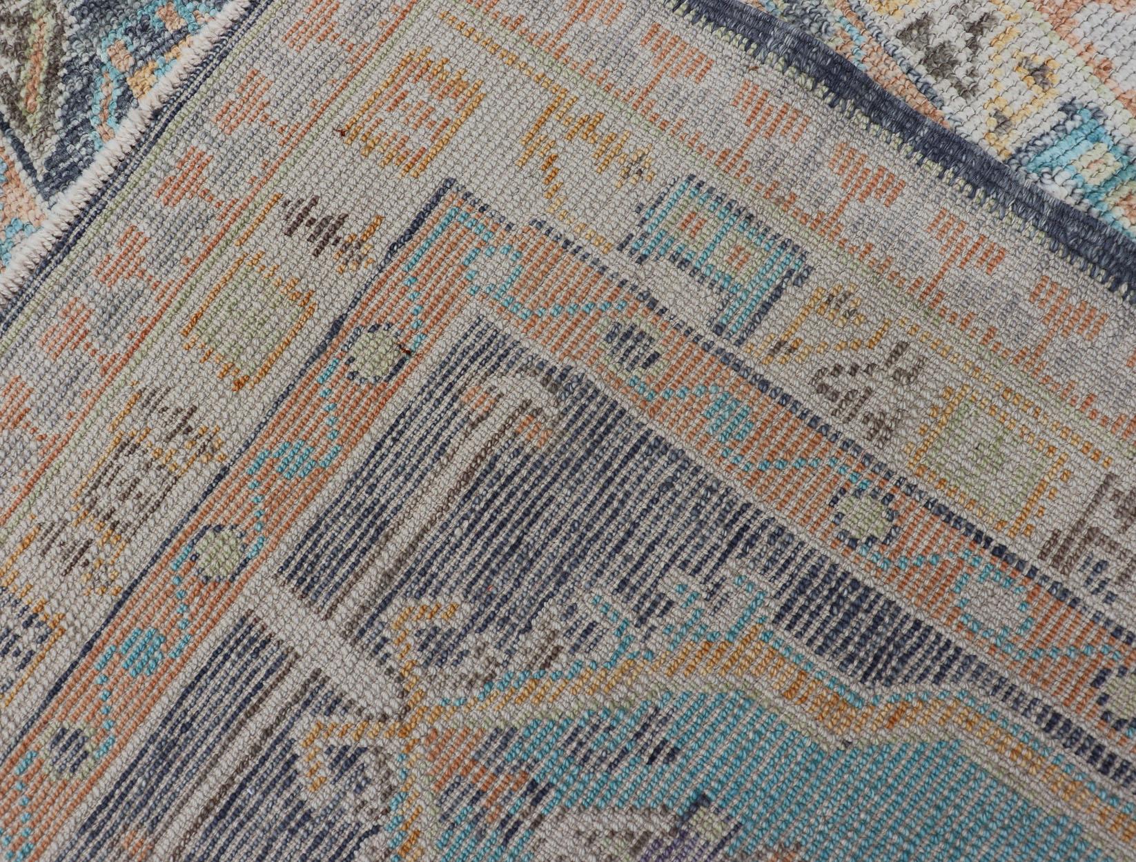 Türkischer Oushak-Läufer mit satten Blau-, Pfirsich- und Elfenbeintönen 2'6 X 9'2 im Angebot 3