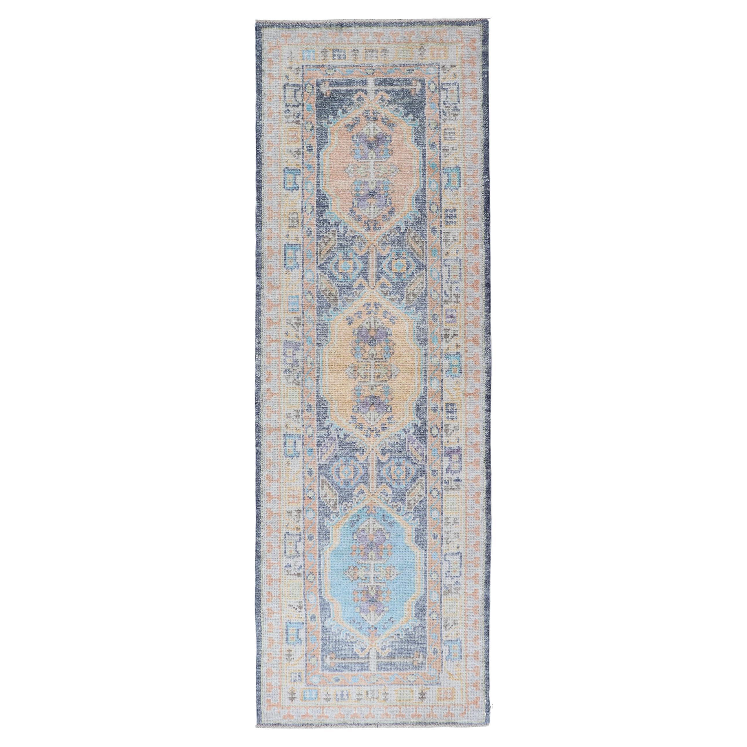 Türkischer Oushak-Läufer mit satten Blau-, Pfirsich- und Elfenbeintönen 2'6 X 9'2
