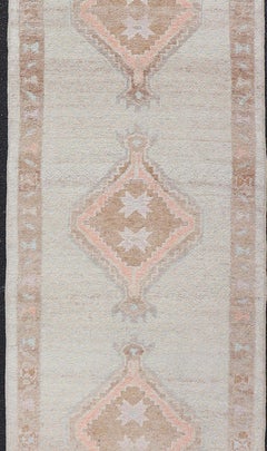 Runner turco in Oushak con campo morbido avorio e medaglioni geometrici color pesca
