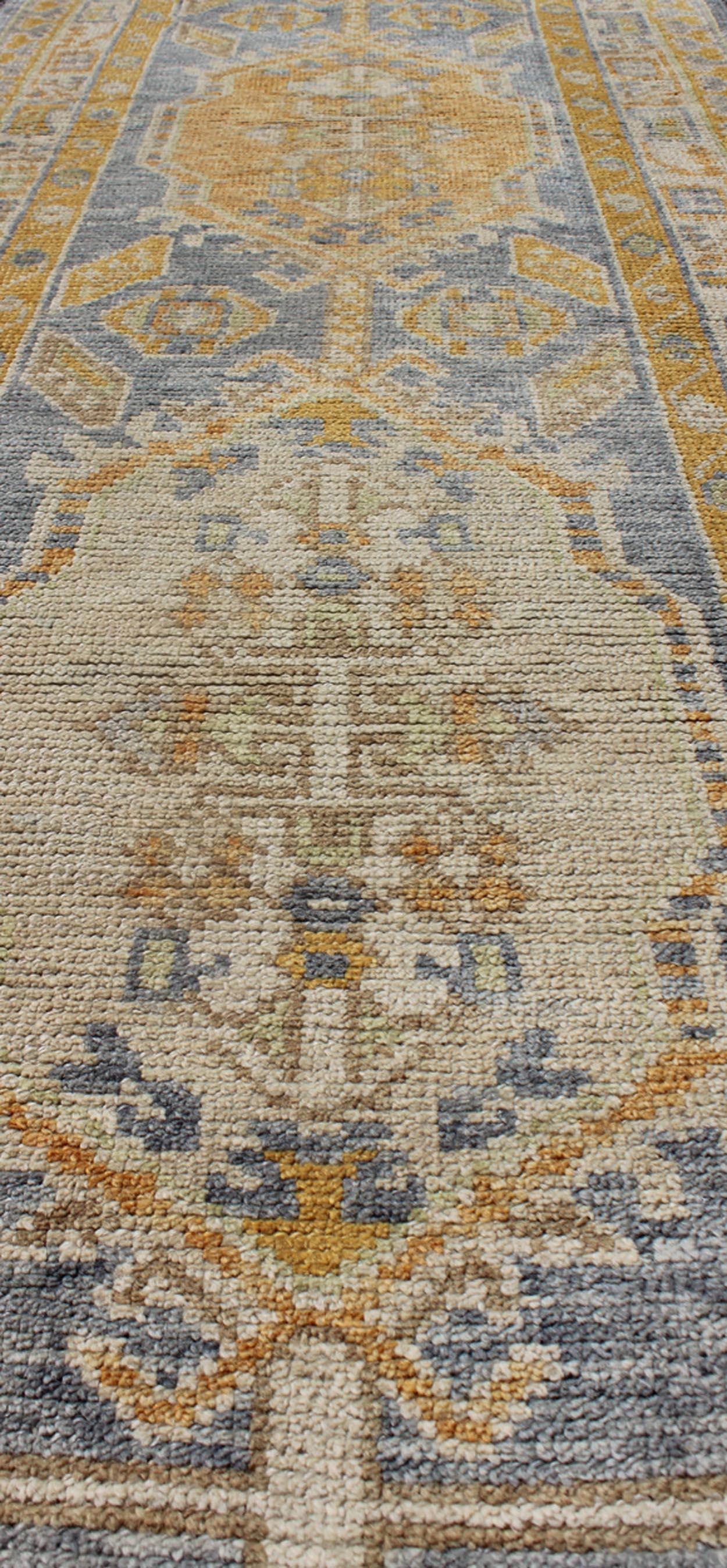 Tapis de couloir traditionnel turc Oushak avec médaillons orange et bleu Excellent état - En vente à Atlanta, GA