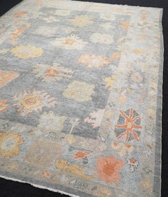 Türkischer Oushak- Village-Teppich, handgeknüpft in traditionellem Design