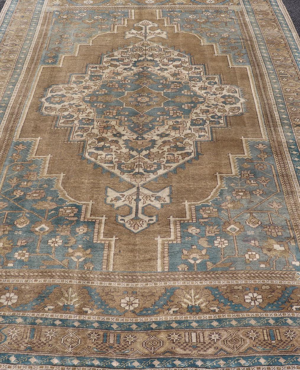 Türkischer Oushak Vintage Teppich aus der Türkei in goldbraunen und blauen Tönen im Angebot 4