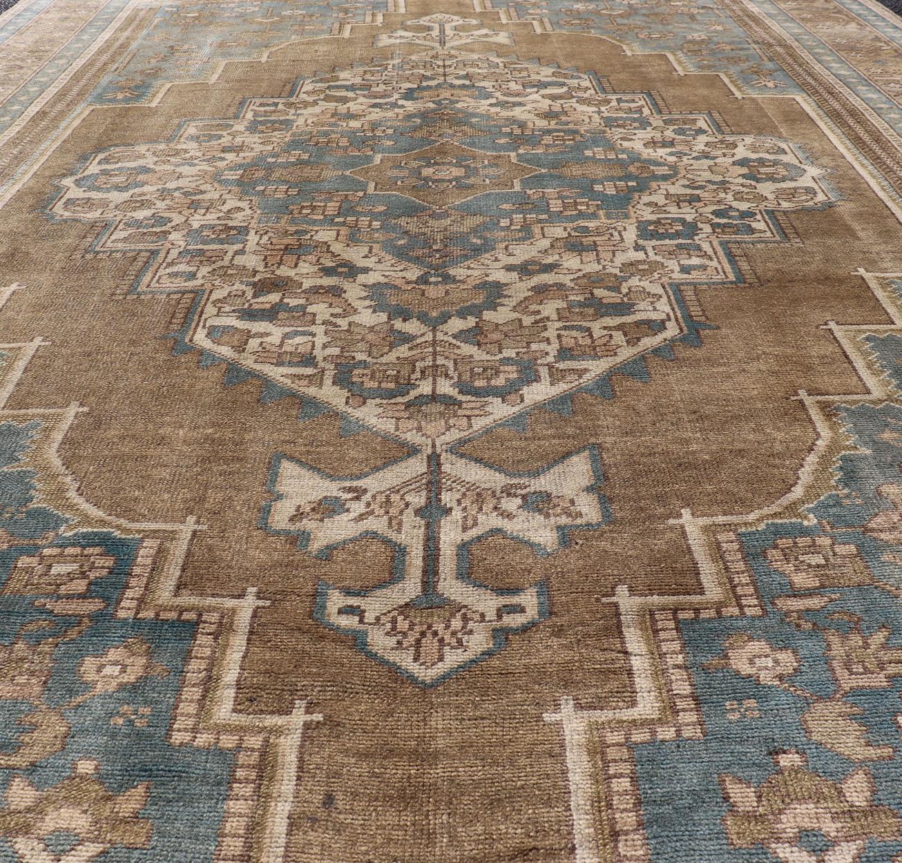 Türkischer Oushak Vintage Teppich aus der Türkei in goldbraunen und blauen Tönen im Angebot 5