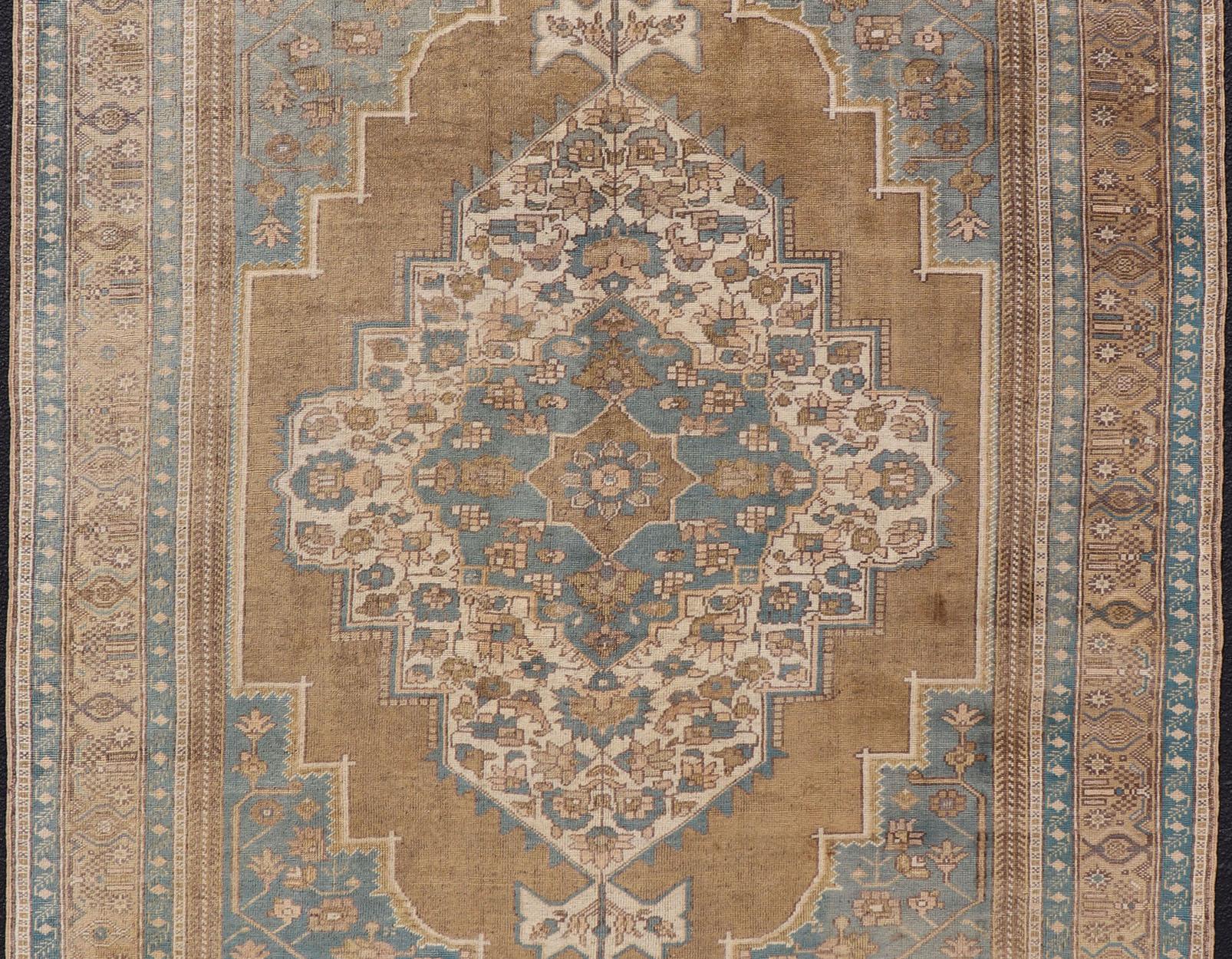Türkischer Oushak Vintage Teppich aus der Türkei in goldbraunen und blauen Tönen (Handgeknüpft) im Angebot