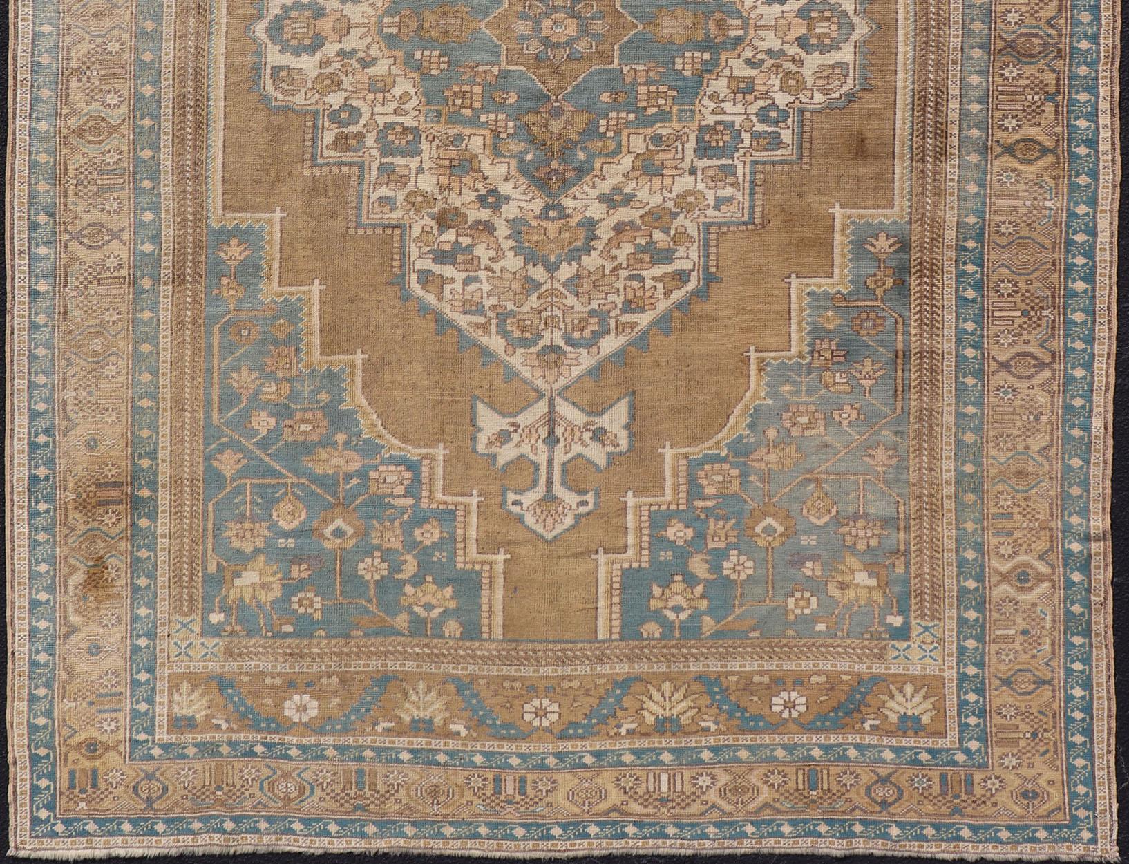 Türkischer Oushak Vintage Teppich aus der Türkei in goldbraunen und blauen Tönen im Zustand „Gut“ im Angebot in Atlanta, GA