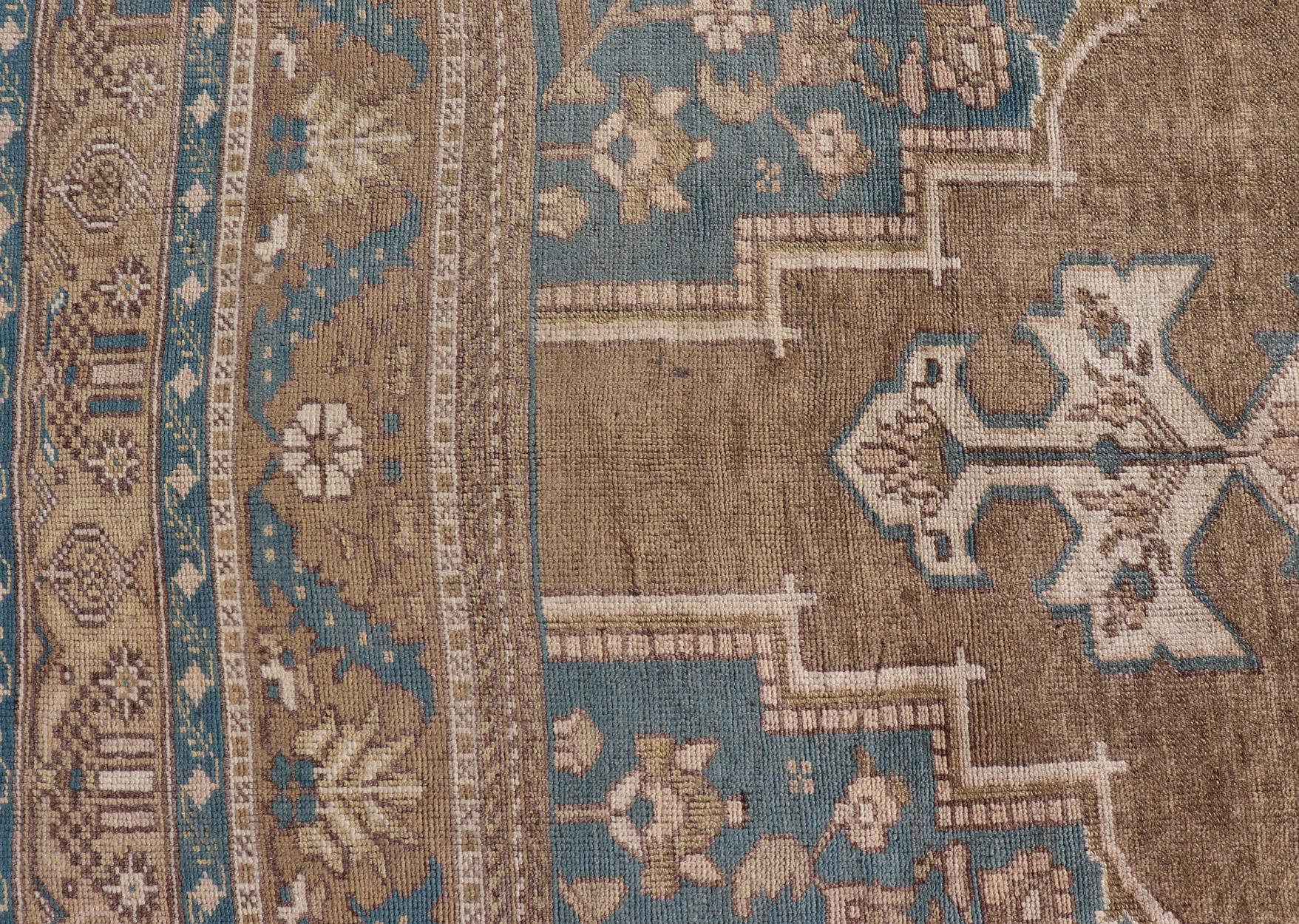 Türkischer Oushak Vintage Teppich aus der Türkei in goldbraunen und blauen Tönen (20. Jahrhundert) im Angebot
