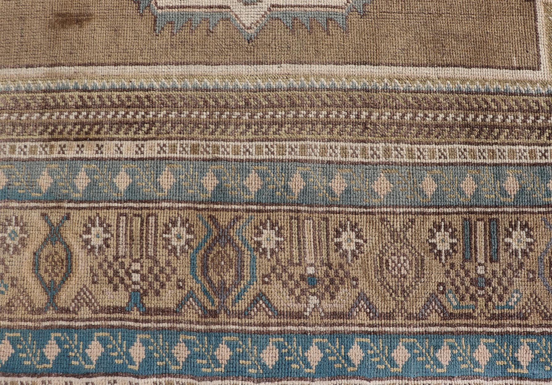 Türkischer Oushak Vintage Teppich aus der Türkei in goldbraunen und blauen Tönen (Wolle) im Angebot