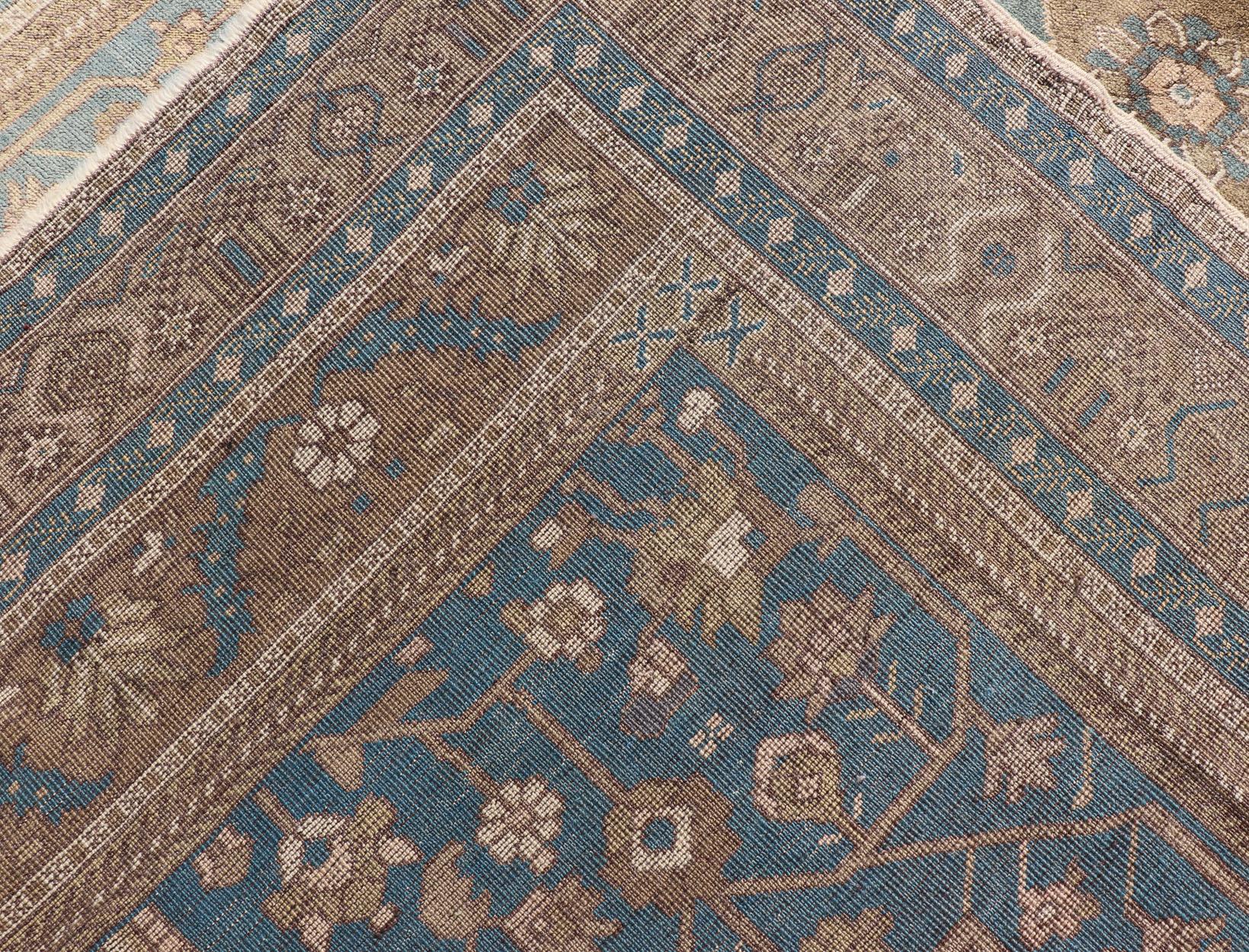 Türkischer Oushak Vintage Teppich aus der Türkei in goldbraunen und blauen Tönen im Angebot 1