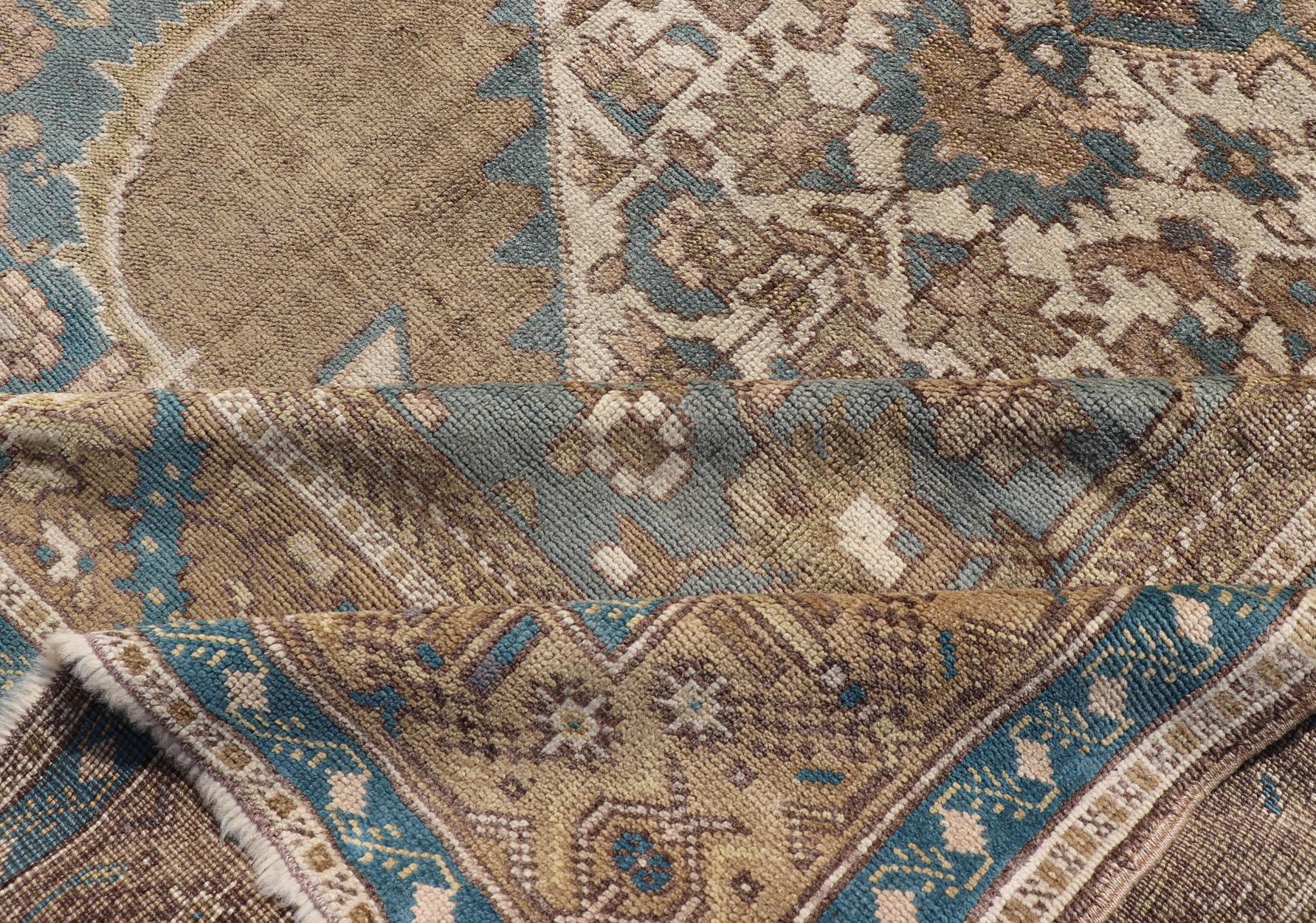 Türkischer Oushak Vintage Teppich aus der Türkei in goldbraunen und blauen Tönen im Angebot 2
