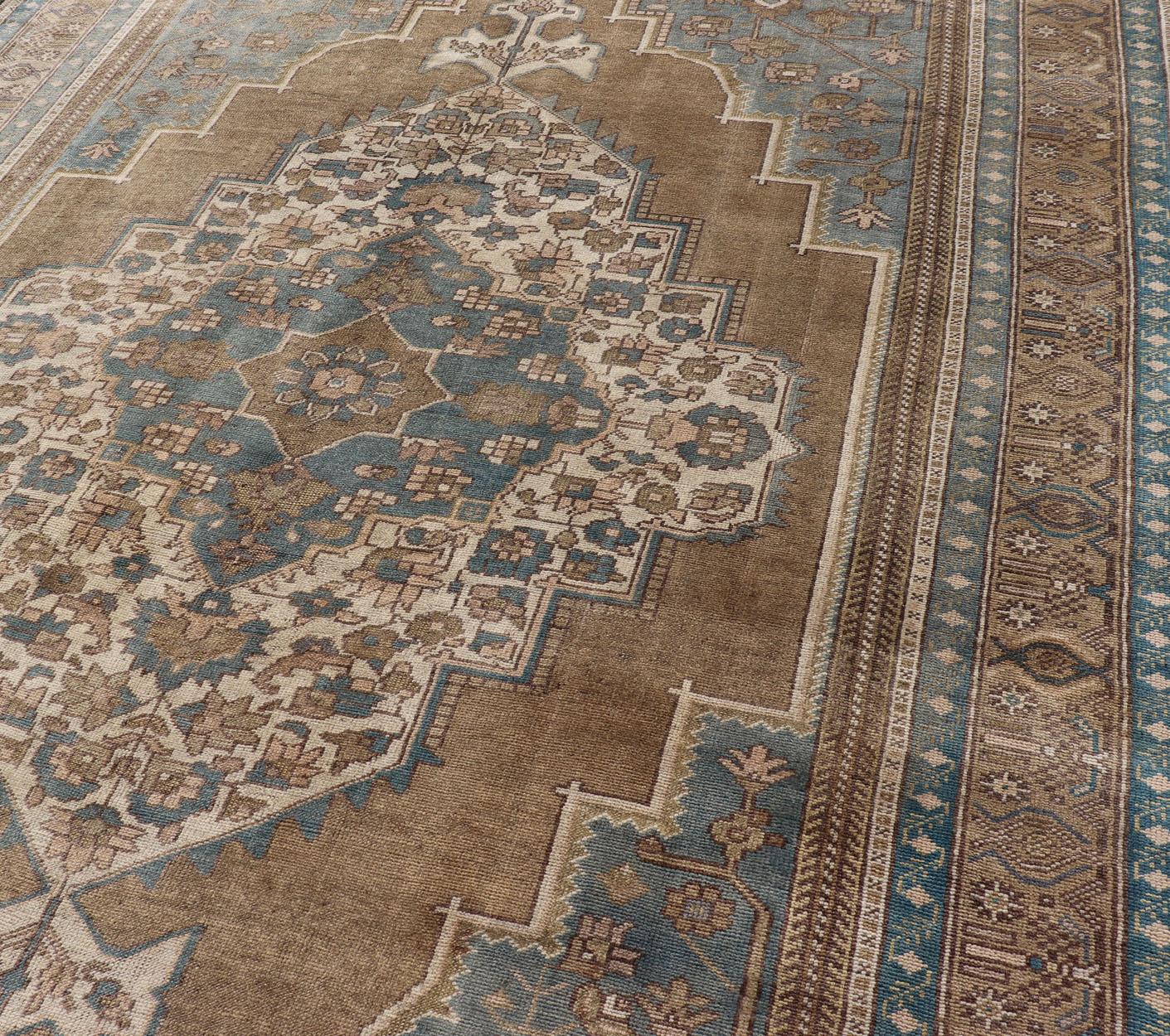Türkischer Oushak Vintage Teppich aus der Türkei in goldbraunen und blauen Tönen im Angebot 3