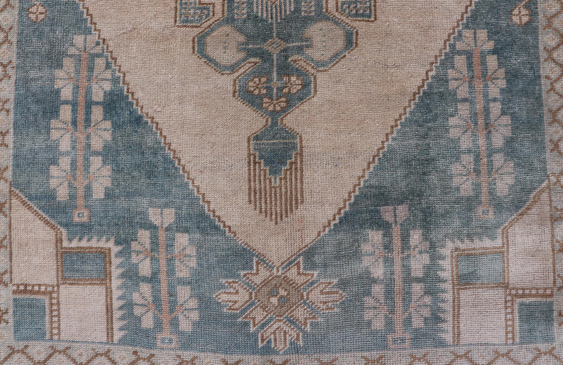 Vintage hand knotted Oushak carpet from Turkey in blue and cream tones, Keivan Woven Arts / rug TU-MTU-4869, country of origin / type: Turkey / Oushak, circa 1940


Measures: 5'9 x 10'4.