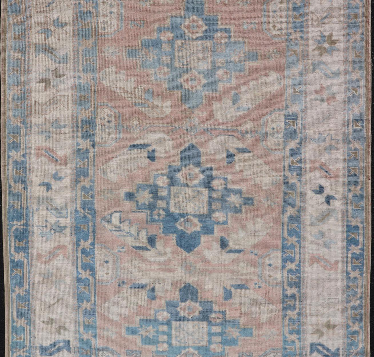 Annodato a mano Tappeto turco Oushak d'epoca con medaglione Tri Design in vendita