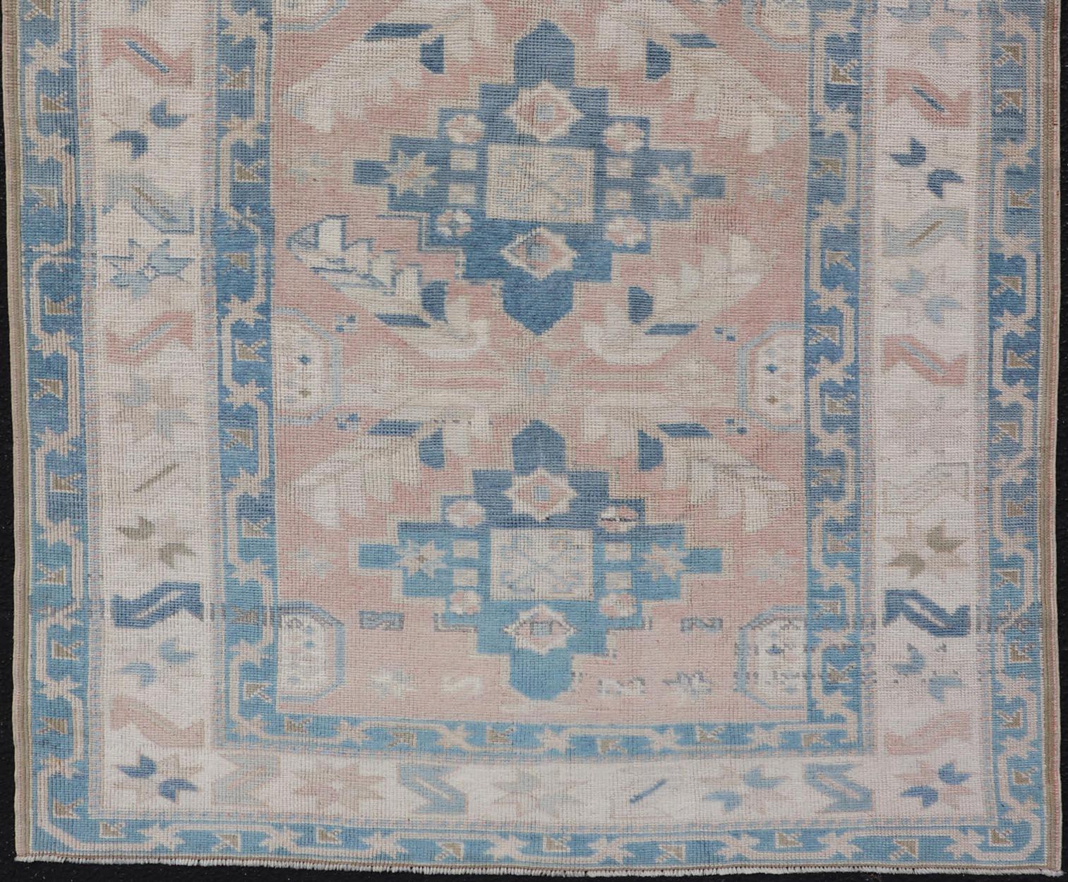 Türkischer Oushak-Vintage-Teppich mit drei Medaillon-Design (20. Jahrhundert) im Angebot