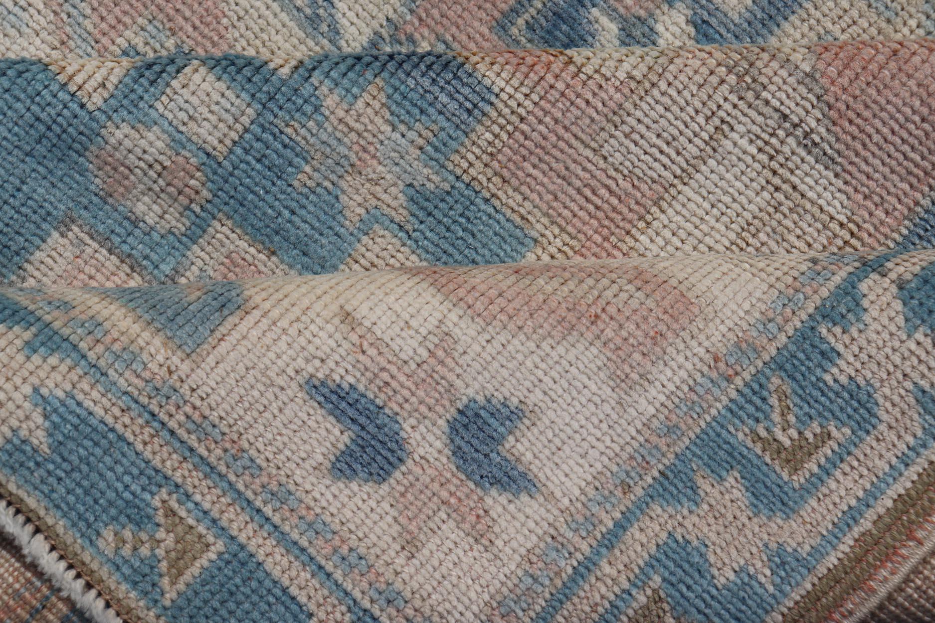 Türkischer Oushak-Vintage-Teppich mit drei Medaillon-Design im Angebot 1