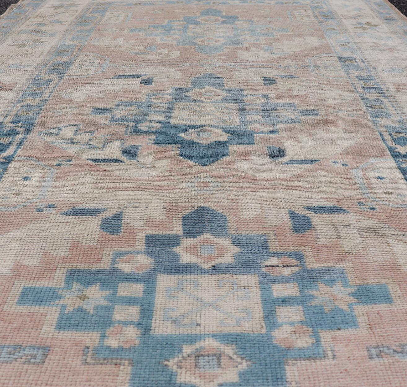 Tappeto turco Oushak d'epoca con medaglione Tri Design in vendita 2
