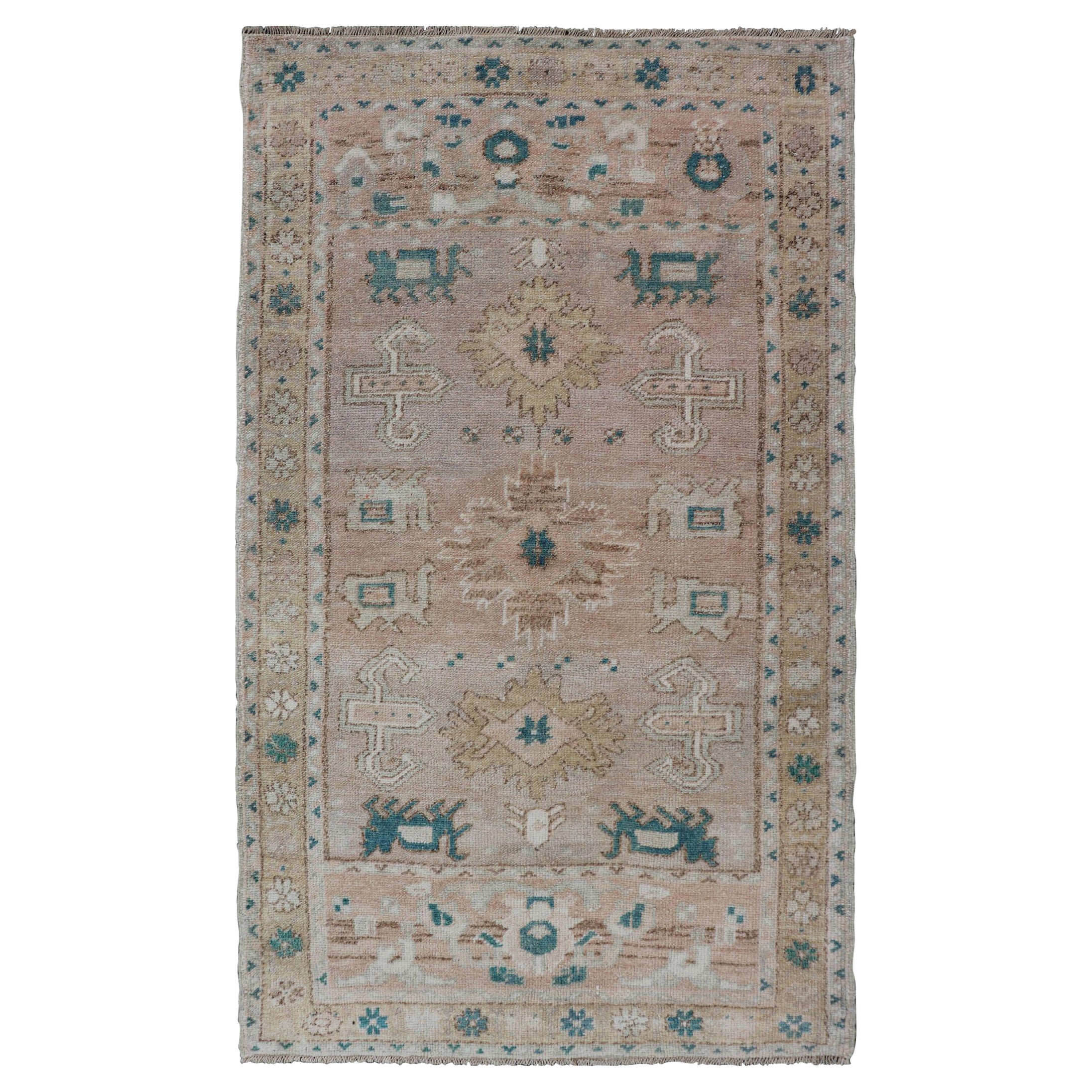 Oushak turco vintage in una varietà di colori tenui, Tan, Pink, Teal e Lt. Marrone