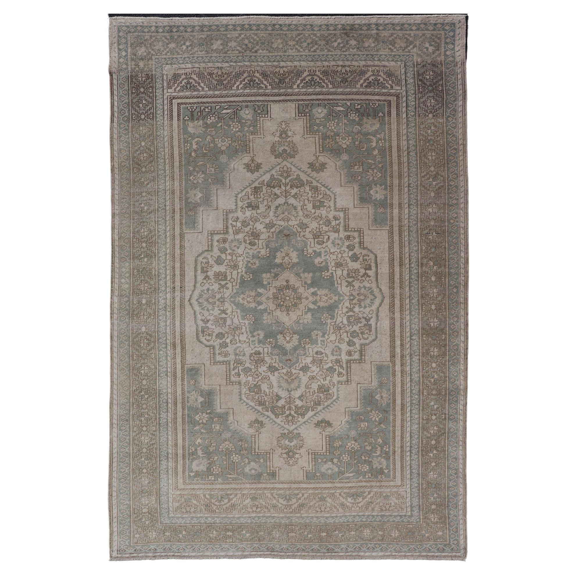 Tapis turc Oushak vintage à médaillons en bleu-vert clair, brun clair, taupe et crème